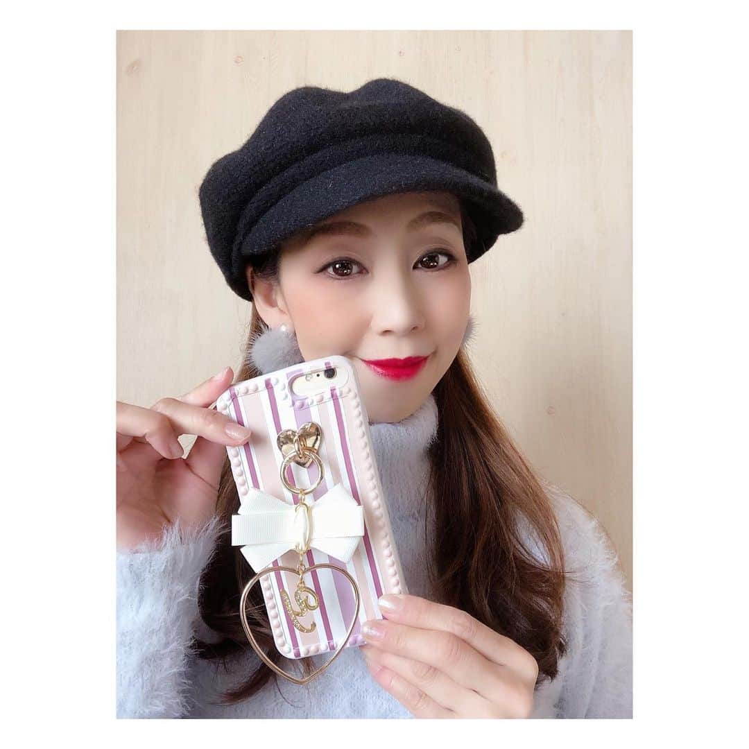 のインスタグラム：「・ 皆さま、こんばんは〜♬ 本日はめずらしく…夜にpostしま〜す❤︎ 今私が使っているiPhoneケースですっ♬ ふんわり可愛いパステルカラーのiPhoneケース♬ 清楚な真っ白のリボンに… イニシャルがついたチャームがまた可愛いの！！ バッグにもお揃いでつけたい〜❤︎ このケース…傷がついても気にならない素材なのも嬉しい❤︎ このiPhoneケースが楽天でセールになっていま〜す！ しかも！！さっき始まったばかり〜！！ ⭐︎CHRISTMASSALE  開催中！ MAX50%OFF ⭐︎12/12  19:00〜 12/20  23:59 まで！ 詳しくは… @alamain2018 の投稿を確認してくださいね〜♬ @alamain2018 プロフィールのURLからジャ〜ンプですっ🥰 クリスマスプレゼントにも… 自分へのご褒美プレゼントにもっ♬ プチプラでお買い物できるのってすごく嬉しい♬ 是非チェックしてみてくださ〜い♬ 見やすく撮った写真もありますので… 上の⬆︎picを横に⇒swipeして見てくださいね〜❤︎ たくさんのケースの種類がありすぎて… めちゃくちゃ迷ってしまった私ですっ💦 可愛いiPhoneケース❤︎ 大切に使いま〜す♬ ・ #alamain #iPhoneケース #iPhonecase #ハンドメイド #ハンドメイド作品 #ハンドメイド作家 #ハンドメイド雑貨#プチプラ#ファッション#ファッション#模特#大原由美子#モデル#ファインダー越しの私の世界#アラメイン#カメラマンさんと繋がりたい#フォトジェニック#スマホケース#model#お洒落さんと繋がりたい#ファッションモデル#被写体#関西モデル#Japanesemodel#webモデル#冬コーデ#모델#プチプラ好きな人と繋がりたい#プレゼント#クリスマス」