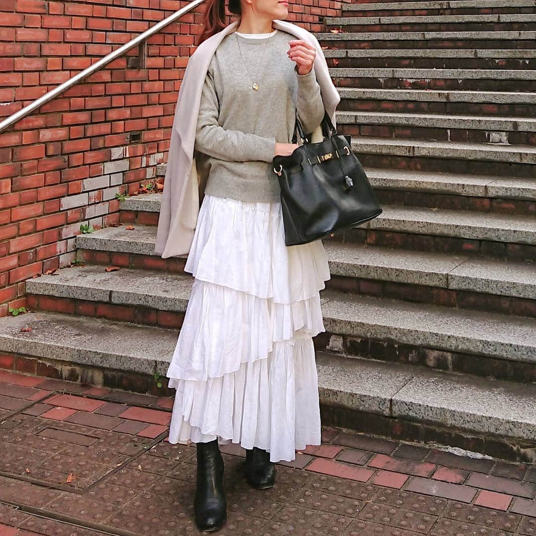 nori0620のインスタグラム：「『これ、ユニクロ？』  いつもユニクロを着てると ドンピシャに当ててくる友人  その子いわく  『ユニクロは着てる人には分かる✨ それがユニクロ✨』  思わず、おー！それだ！ 納得してしまう私  『そんな大したことは言ってないような……』 と旦那さんは言うけれど  友人の言葉が名言に思えた✨🤗  そんなこの日も #カシミヤクルーネックニット @uniqulo  #ニット @uniqlo_jp  #スカート#バッグ @iena_jp  #ブーツ @aquagirl_official #コート @stunninglure   #instafashion#fashion#fashionsnap#code#outfit#uniqlo#uniqloginza2020FW#ユニクロニット部#ユニクロニット族#ニットコーデ#カシミヤクルーネックニット#シンプル#着回し#ママファッション#ママコーデ#mamafashion#プチプラコーデ#locari」