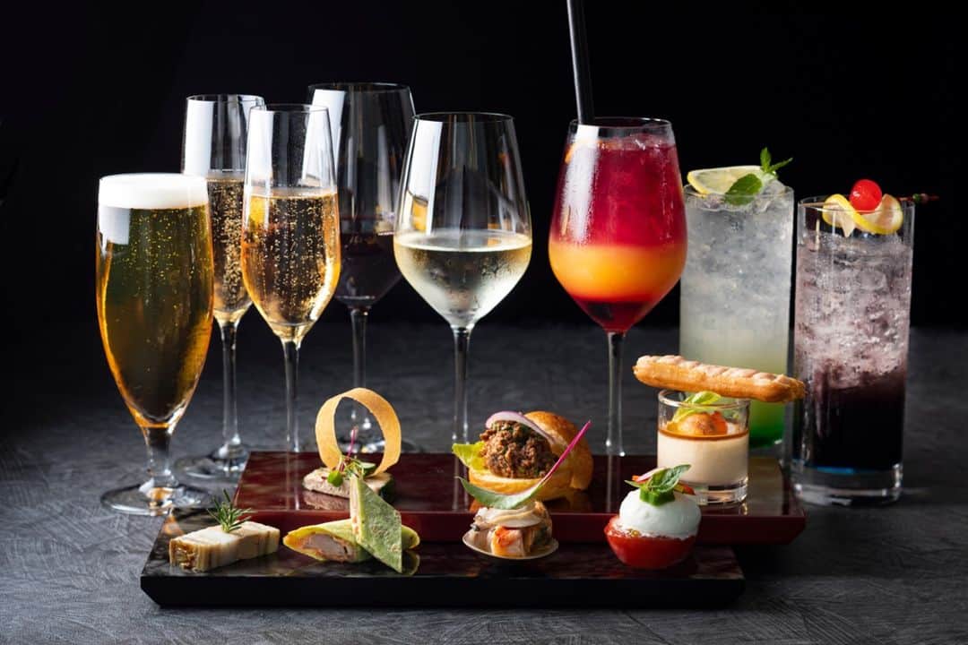 Conrad Tokyoのインスタグラム：「日没からわずか3時間だけの限定メニュー「コンラッド・アペロ」。 煌くベイエリアの夜景とともに、フリーフローと日本各地の旬の食材を使った一口サイズのアミューズブーシュをご堪能ください。  Presenting a limited menu ""Conrad Apero"" for only 3 hours after sunset. Enjoy free flowing drinks and bite-sized amuse-bouche made with seasonal ingredients from all over Japan, along with the glittering night view of the Bay Area!  Share your own images with us by tagging @conrad_tokyo ————————————————————— #コンラッド東京 #コンラッド #ホテル #汐留 #東京 #新橋 #銀座 #港区  #ホテルステイ #ステイケーション #GoToキャンペーン #ホテルラウンジ #フリーフロー #ConradTokyo #StayInspired #Shiodome #Shinbashi #staycation #gototravel #hotellounge #freeflow」