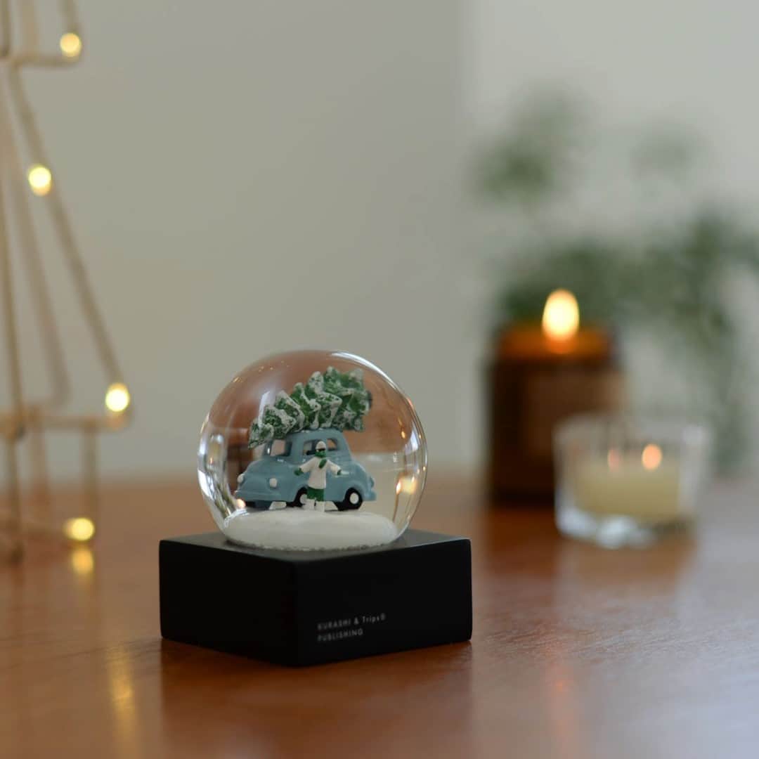 のインスタグラム：「ツリーを飾るように、クリスマスらしい存在感をお部屋に。 . - - - - - - - - - - - - イルミネーションが灯り、 クリスマスソングが流れる12月。  お部屋の中を飾ったり、 ひとつふたつと準備を進めるたびに、 ワクワクした気分に包まれていきます。  そんな冬の特別な雰囲気を ぎゅっと閉じ込めたスノードームを、 当店オリジナルのデザインで作りました！  ツリーが置けないわずかなスペースでも、 このスノードームを飾るだけで、 その場所がぐっとクリスマスらしくなります。  雪が舞って落ちるまでのほんの数十秒が気分をゆるめ、 ゆったりした時間を運んでくれますよ。 . - - - - - - - - - - - - 【数量限定】スノードーム 2020 「今日はマーケットでお買いもの」 . ▶お買いものはプロフィールのリンクからどうぞ→@hokuoh_kurashi ・ ※ 24日（木）、25日（金）までに商品のお届けをご希望の場合は、【12月22日（火）9時まで】にご注文いただくことをおすすめします。 . #KURASHIandTripsPUBLISHING#KURASHIandTrips#homewares#interior#interiors#livingroom#スノードーム#雪#2019#クリスマス#冬じたく#北欧#インテリア#北欧インテリア#マイホーム#お買い物#シンプル#シンプルライフ#シンプルデザイン#暮らしを楽しむ#日々の暮らし#北欧#暮らし#北欧暮らしの道具店」