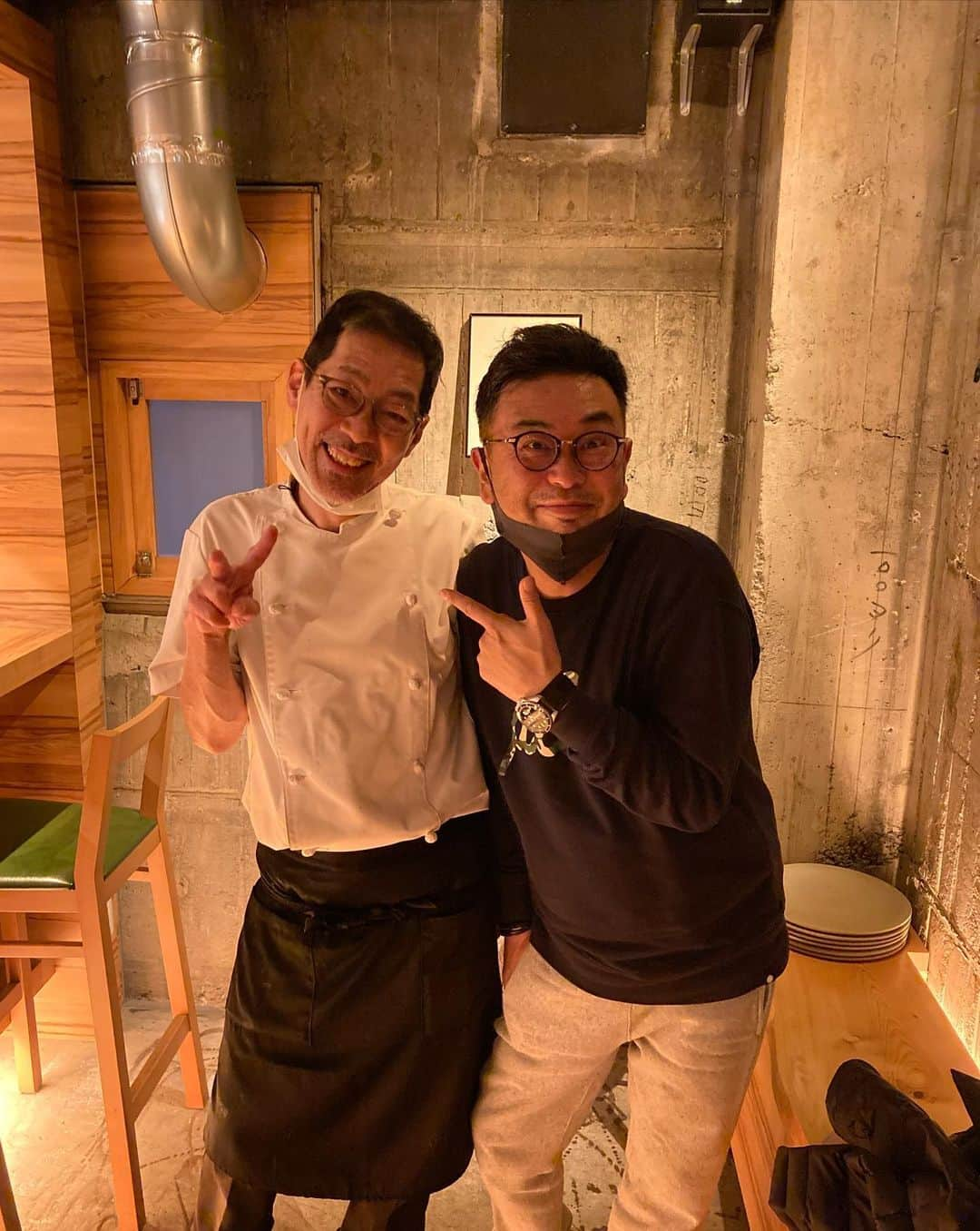 中島ヒロトさんのインスタグラム写真 - (中島ヒロトInstagram)「スッキリした後、カレー。  散髪した後、カレーを食べに。期間限定、早めに行って、勝ちましょう。 シェフ、美味しかったです。 健太郎、いつもありがとう。  #kushiage010  #workdaysbecameplaydays」12月12日 20時00分 - djhirotonakajima