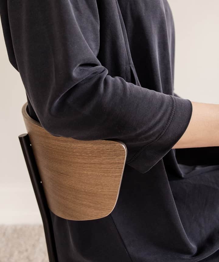 のインスタグラム：「【KOZブログ】 今週の ferm LIVING Stories は Herman Chair のストーリー。  世界中で愛されるこのチェアは もちろん、 KOZ事務所でも愛用中！  Herman Chair が持つストーリーを ハーマン・スタジオのデザインデュオ Helle と Jonas Herman と一緒に 読み解いていきましょう。  ◎ブログはトップページのバナーorプロフィールのURLからどうぞ。 ▶︎ @kozlife_tokyo  #KOZLIFE #kozlife_tokyo #LoveFoodLoveLife #instahome #fermliving #Interior #nordicinspiration #interiordesign #denmark  #hermanchair #デンマーク #暮らし #北欧 #北欧インテリア #北欧雑貨 #インテリア #丁寧な暮らし #シンプルライフ #ファームリビング #ハーマンチェア」