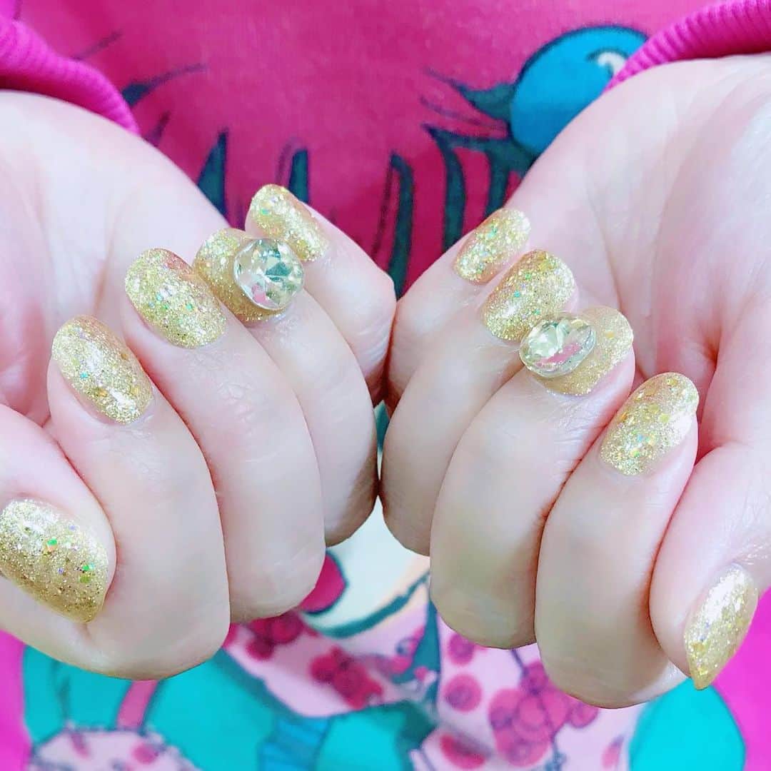 なかやまちえこのインスタグラム：「きらきら✨⠀ ⠀ ゴールドのラメ入りジェルに、ゴールドのグリッターを重ねました✨✨⠀ #nail #nails #nailart #ネイル #美甲 #ネイルアート  #japanesenailart #manucure #japanesenails #manicurist #gelnails #أظافر #네일아트 #미용 #vẽmóng #グリッターネイル #ラメネイル #glitternails #ニーコ @neeko_isuzu」