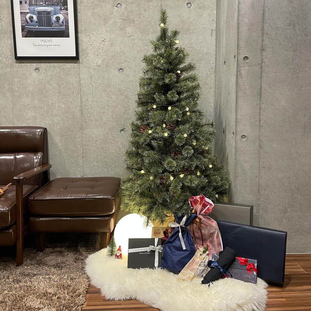 渡辺梨夏子のインスタグラム：「クリスマス気分を先取り🎄🎅  今年の年末年始はホームパーティーの時間が増えそうな💫この日は素敵なゲストハウスにテンションあがりっぱなしで。こんな機会は久しぶりだったから、ビンゴにプレゼント交換に卓球大会に...と、企画も友達と考えながら、コンテンツ盛りだくさんな仕上がりになりました（笑）みなさん、今年のクリスマスはどんな風に過ごしますか？  #週末記録#めも #クリスマス#christmas  #クリスマスパーティー #ホームパーティー #おうちクリスマス」