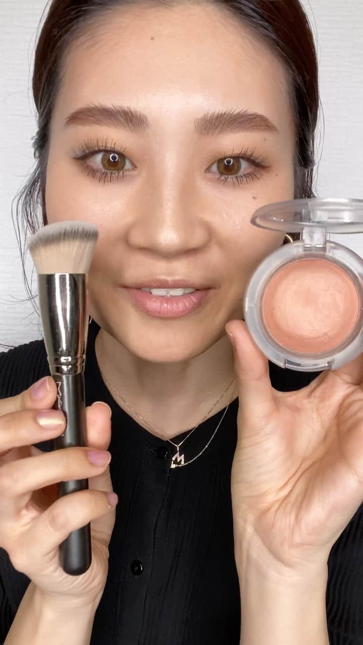 M∙A∙C Cosmetics Japanのインスタグラム：「公式オンラインショップ、M·A·C全店*にて、対象製品1点以上を含む税込8,030円以上お買いあげで、「LISAスマホミラー」をプレゼントしています🎁✨ #macloveslisa ㅤ **M·A·C直営店、百貨店店舗限定 ※ミラーサイズ: W50×H45mm ※プレゼントはお1人様1会計につき1回まで ※なくなり次第終了 ㅤ 【対象製品】 ＊LIPS ★【公式オンライン限定】ショーストッパー パウダー キス リップスティック X 5 キット ★ラン ザ ショー キット: モカ ☑︎M·A·C プレップ プライム リップ ☑︎パウダー キス リップスティック / マル イット オーバー、デボーテッド トゥ チリ ☑︎パウダー キス リキッド リップカラー / メイク ラブ トゥ ザ カメラ、マル イット オーバー ☑︎グロー プレイ リップ バーム*   ＊EYES ★ロケット トゥ フェイム アイ シャドウ X 12 パレット ☑︎ダズルシャドウ リキッド / パンサータイズド、ダイヤモンド クランブルズ、ノット アフレイド トゥ スパークル、ラブ ユア セルフ ☑︎スモールアイシャドウ / エスプレッソ、ダーク ルーム、コルク ☑︎エクステンディッド プレイ ギガブラック ラッシュ ☑︎ブラシストローク ライナー: ブラシ ブラック   ＊BLUSH ☑︎グロー プレイ ブラッシュ* ☑︎パウダー ブラッシュ / メルバ   ＊FACE ☑︎スタジオ フィックス フルイッド SPF 15* ☑︎エクストラ ディメンション スキンフィニッシュ: ショー ゴールド、ダブル グリーム ☑︎M·A·C プレップ プライム フィックス+ / オリジナル ☑︎M·A·C プレップ プライム トランスペアレント フィニッシング パウダー ★ファイヤーリット キット: シャンパン   ＊OTHERS ★【伊勢丹 新宿本店／阪急うめだ本店限定】ブーム ブーム ワオ コンプリート アドベント カレンダー   ★ホリデー限定製品 **スタジオ フィックス フルイッド SPF 15、グロー プレイ ブラッシュ、グロー プレイ バームのみ、全色対象です。」