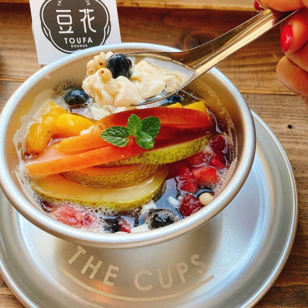 中村かなのインスタグラム：「@the_cups_official  で気になってた台湾スイーツの豆花食べてきました🍵 ・ 私は季節のフルーツ豆花🍓🍋🍐🍇 毎日お店で手作りするとゆう豆花はヘルシーだし甘過ぎなくておいしかったです💖 ・ 豆花が食べられるのは矢場町の #thecupssakae ですよ☺️ ・ ・ ・ ・ #thecupssakae #thecups #名古屋カフェ #豆花 #豆花スイーツ #pr #トリドリベース #名古屋グルメ #名古屋スイーツ #台湾スイーツ #ヘルシースイーツ #栄カフェ #栄グルメ #栄スイーツ #名古屋カフェ巡り  #nagoyacafe  #nagoyajapan  #nagoya #sakae」