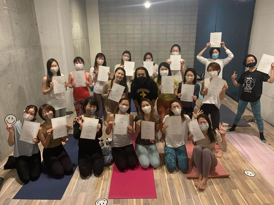 Ken Harakumaのインスタグラム：「神戸でヨガ三昧！@studiolotus8_kobe  やみつきになりそうな、居心地抜群の空間でした！ ご参加いただいた皆さん、橋村さん、大嶋さん、他関係者の皆さん、ありがとうございました❣️❣️❣️ また是非お伺いさせていただきたいと思いました。 @international_yoga_center  @iyc_jinbocho  @studiolotus8  #神戸 #瞑想  #アシュタンガヨガ  #呼吸法  #ラジヨガ体操」