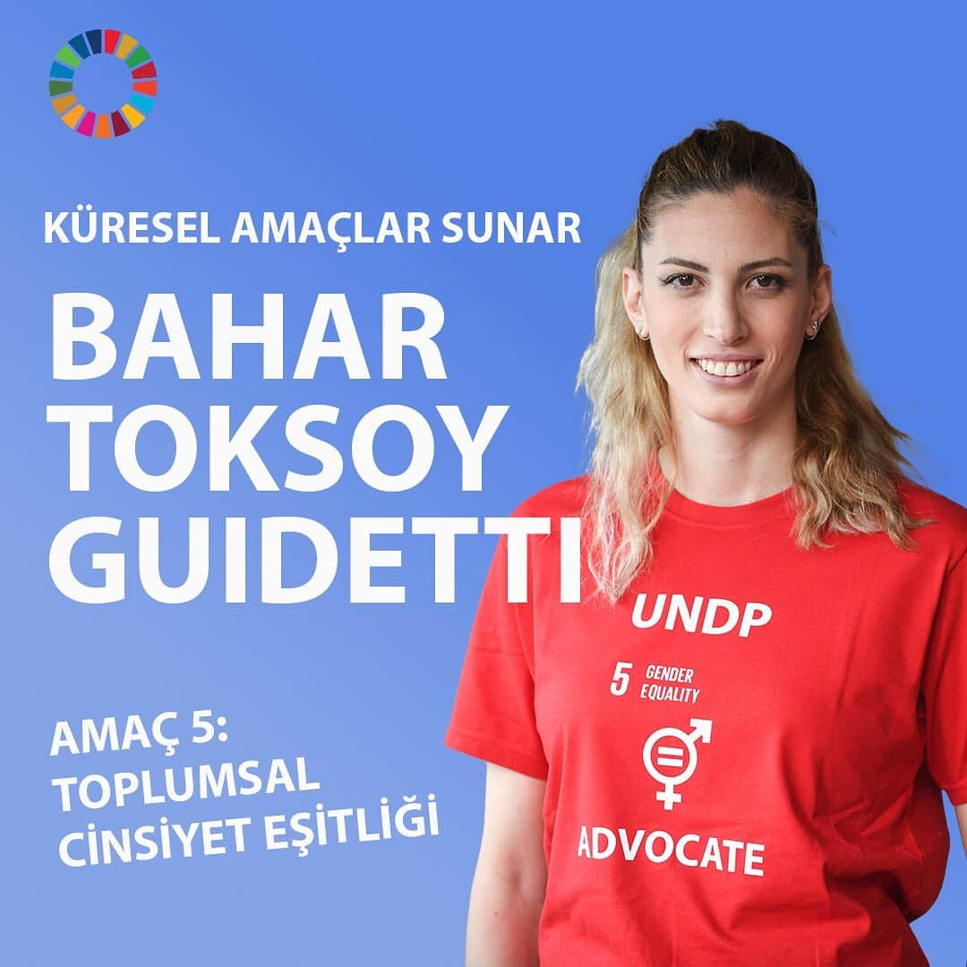 バハル・トクソイのインスタグラム：「2020 yılı bir çoğumuz için hiç de kolay değildi. Kadınlar, pandemi nedeniyle ev ve bakım işlerini daha fazla yüklenmek zorunda kaldığı için, erkeklerin 3 katı çalıştı. Üst düzey kadın yöneticilerin sayısı önceki senelere göre azaldı, fiziksel şiddet gören kadınların sayısı arttı. Bu konuda farkındalığı arttırmak ve çözüm üretmek hepimizin görevi. Evde olduğumuz günlerde, eşitlik kavramının kişisel, toplumsal ve sportif bazda ne anlama geldiğini düşünmemizi sağlayacak 📚Oku, 📺İzle, 🎧 Dinle önerilerim. Siz de önerilerinizi paylaşırsanız çok mutlu olurum.」