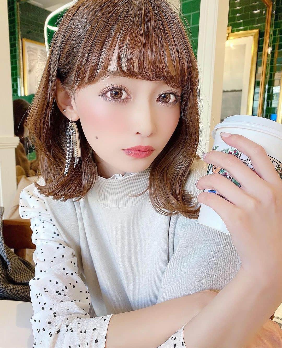 りなてぃさんのインスタグラム写真 - (りなてぃInstagram)「﻿ ﻿ ﻿ ﻿ ラルフズコーヒー☕️（ @ralphscoffee ）の﻿ チーズケーキ🧀とブラウニー🍫が美味しすぎたの！！﻿ ﻿ ﻿ まだチーズケーキにハマってるんだけど←﻿ ラルフズコーヒーのチーズケーキ、﻿ すごい濃厚なのに甘すぎず、タルト部分まで最高だった🥧！﻿ ﻿ わたし的にチーズケーキはタルト部分が﻿ 味と同じぐらい大事！！（笑）﻿ ﻿ ﻿ ブラウニーもすごい濃厚で、くるみのザクっと感が﻿ もうたまらなかった🤦🏻‍♀️♡もう食べたい〜！！！﻿ ﻿ ﻿ 最近は、ふわふわのケーキよりも﻿ ぎっしりしてるデザートがすき🙈﻿ ﻿ 絶対また行こーっと♡﻿ ﻿ ﻿ ﻿ そしてこの日のピアス（レザー オーバーラップ ボールチェーン）は﻿ 12月15日先行発売です⚫️﻿ ﻿ ﻿ 合皮と、細さも長さもバラバラなボールチェーンの組み合わせが﻿ ものすごく絶妙でかわいいの！！！﻿ ﻿ カッコよくなりすぎないよう﻿ ブラックの他に、ベージュとカーキの3色展開にしました！﻿ ﻿ そしてなにより、重さも重視したよ！！！﻿ ﻿ もちろん他のアイテムよりは少し重みを感じると思うけど﻿ スタッフ全員でつけてみて﻿ 1日付けてても気にならない重さになるようにしたよ！﻿ ﻿ ﻿ one-piece〻 @snidel_official  vest〻 @snidel_official  pierce〻 @merue_official  ﻿ ﻿ ﻿ #merue #メルエ #accessory #アクセサリー﻿ #make #makeup #メイク#メイクアップ﻿ #カラコン #ootd #outfit #coordinate﻿ #コスメ好き  #自まつ毛メイク #りなてぃー ﻿ ﻿ ﻿ ﻿ ﻿ ﻿ ﻿」12月12日 20時11分 - rinatea_25