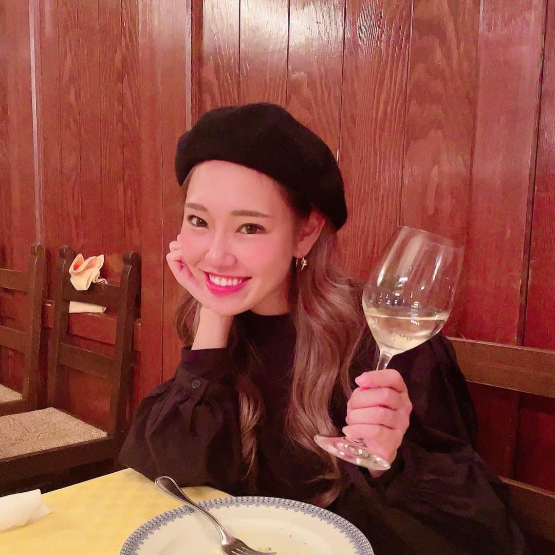 MIYAKOのインスタグラム：「. ワイングラス持つだけで 良い女風に見えるよね🤭❤️笑 気のせいか。 . #wine#dinner#fashion#tokyo#gourmet#顎のせて#気持ち#小顔に」