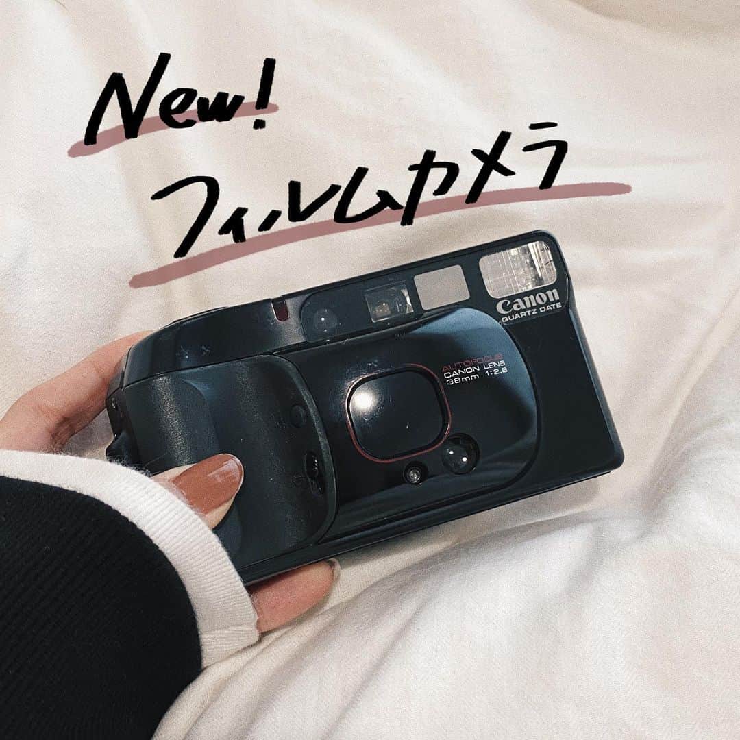 のインスタグラム：「ㅤㅤㅤㅤㅤㅤㅤㅤㅤㅤㅤㅤㅤ ㅤㅤㅤㅤㅤㅤㅤㅤㅤㅤㅤㅤㅤ フィルムカメラについて 質問たくさんだったので書きます📝 アドバイスくださった方も ありがとうございました❤︎❤︎ ㅤㅤㅤㅤㅤㅤㅤㅤㅤㅤㅤㅤㅤ まず購入したものは、 Canon Autoboy 3 です📸✨ 6900円でした！ ㅤㅤㅤㅤㅤㅤㅤㅤㅤㅤㅤㅤㅤ フォロワーさんのおすすめも、 Autoboyが一番多かったです😳❣️ シリーズいろいろあったけど どれがいいのかは分からず、、 あったものを購入しました（笑） ㅤㅤㅤㅤㅤㅤㅤㅤㅤㅤㅤㅤㅤ 今回5店舗くらい回ったのかな？ 分からないので店員さんに相談しました！ 話して分かったことは、わたしは 画角が決まってるからズームはいらないだろう ということで、単焦点を勧めてもらいました💫 ㅤㅤㅤㅤㅤㅤㅤㅤㅤㅤㅤㅤㅤ ズームとか機能がつくと便利だけど 壊れやすくもある、ということも知って めちゃめちゃ勉強になったー！ ㅤㅤㅤㅤㅤㅤㅤㅤㅤㅤㅤㅤㅤ 秋葉原の中古カメラ屋さんしか見てなかったけど しょうへいさんに新宿のお店も連れてってもらい ラッキーカメラさんで購入しました❤︎ ここの店員さんもとっても親切で、 気になるカメラのメリットやデメリットを 丁寧に優しく教えてくださって、 しょうへいさんもいろいろ調べてくれて もうこれだ！って決まりました🥰🥰 ㅤㅤㅤㅤㅤㅤㅤㅤㅤㅤㅤㅤㅤ 今回オススメしてもらったり 気になったりしたものが、 OLYMPUS TRIP35 OLYMPUS μ-II Konica big mini FUJIFILM NATULA CLASSICA だったかな？まだあった気もするけど ㅤㅤㅤㅤㅤㅤㅤㅤㅤㅤㅤㅤㅤ あまりお出かけできないので ハーフだと現像がいつになるやら、、 と思い今回はハーフは考えてなかったです！ OLYMPUS PENはとても人気ね！ ㅤㅤㅤㅤㅤㅤㅤㅤㅤㅤㅤㅤㅤ どんな写真が撮れるのか楽しみ❤️ MINOLTAのカメラが調子悪くて 今回2台目を購入しましたが、 今まで使ってたのもピントは合わないけど それはそれで好きなので 気分に合わせて使っていきます🥰 ㅤㅤㅤㅤㅤㅤㅤㅤㅤㅤㅤㅤㅤ #フィルムカメラ #filmcamera #canon #autoboy #canonautoboy3」