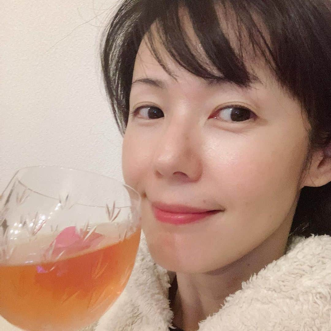 六車奈々さんのインスタグラム写真 - (六車奈々Instagram)「妹からのお誕生日プレゼント。 MOETのロゼで、まったり。 大量に飲むので、ワイングラスにアイスキューブ入れて^ - ^  このところ仕事が忙しくて、 一日中どすっぴんでいられたのは、久しぶりだー。  #ノーメイク  #どすっぴん  #お肌の休日  #時間割美容  #美食同源  #六車奈々 #働くママ  #ワーママ #アラフィフ  #モエシャンドン   #workingmama #fashion #beauty #smile  #fashion #japanese #japan #japanesebeauty #nomakeup #moetchandon」12月12日 20時12分 - nanarokusha