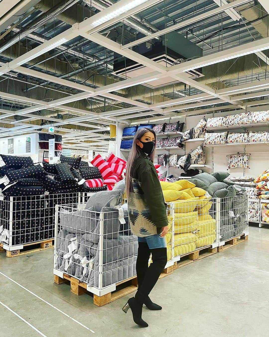 あやか（石山彩花）さんのインスタグラム写真 - (あやか（石山彩花）Instagram)「Shopping code💙💛  この前IKEAに買い物に！！ IKEAって可愛いくて安くて楽しいんだよなぁ😂 @ikeajapan   このアウターは @rogerandraw さんので 首のベルト部分だけ締めるのが今年の流行でそれができるの！ 3色あってめっちゃ迷ったけどカーキにしたんだけどきゃわたに♡  ソックスニーハイブーツは R&Eさんので初めてニーハイブーツでヒール低めのを買ってみたの😊  この日のマスクは お気に入りのBIZEN MASK♡ @bizentattoo   買い物ってほんと楽しい♡  #shopping #ootd #ootdfashion #nuts #gal #ikea #rogerandraw #bizen #mask」12月12日 20時16分 - ayakateen821