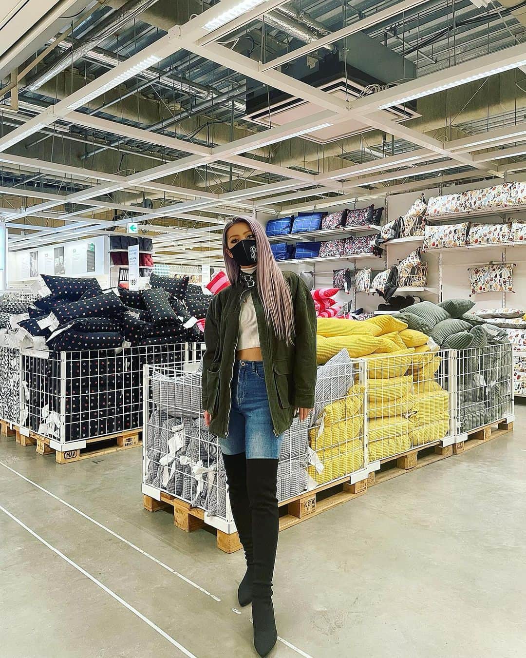 あやか（石山彩花）さんのインスタグラム写真 - (あやか（石山彩花）Instagram)「Shopping code💙💛  この前IKEAに買い物に！！ IKEAって可愛いくて安くて楽しいんだよなぁ😂 @ikeajapan   このアウターは @rogerandraw さんので 首のベルト部分だけ締めるのが今年の流行でそれができるの！ 3色あってめっちゃ迷ったけどカーキにしたんだけどきゃわたに♡  ソックスニーハイブーツは R&Eさんので初めてニーハイブーツでヒール低めのを買ってみたの😊  この日のマスクは お気に入りのBIZEN MASK♡ @bizentattoo   買い物ってほんと楽しい♡  #shopping #ootd #ootdfashion #nuts #gal #ikea #rogerandraw #bizen #mask」12月12日 20時16分 - ayakateen821
