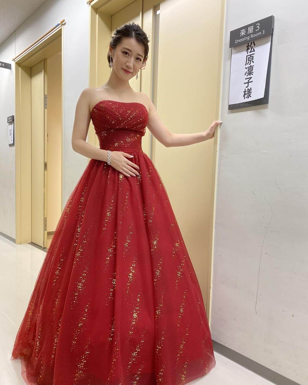 松原凜子さんのインスタグラム写真 - (松原凜子Instagram)「⭐︎﻿ ﻿ 終演致しました！﻿ 幸せ過ぎる、贅沢過ぎる時間でした。﻿ もっとあの空間に居たかったです！﻿ ﻿ 終演して、舞台袖でみんな「良いコンサートだったね！」「この規模でやれたことは奇跡だね！」「感謝ですね！」と喜びを分かち合いました。﻿ ﻿ この時期に怖い思いを抱えながらも会場にお越し頂いた皆様、中止にせず開催して下さったスタッフの皆様、最高の演奏や歌声を聴かせて下さった共演者の皆様、ありがとうございました！！﻿ ﻿ 直接お会いして感想をお聞きしたいですが、このご時世です😢﻿ ハッシュタグを付けて感想を呟いて頂けたら、嬉しいです♪﻿  こちら☺️↓ #nomusicalnolife   #岡幸二郎 #林アキラ #石井一孝 #中井智彦 #松原凜子  全体写真は送って頂いたらまた載せます〜」12月12日 20時18分 - rinko_matsubara