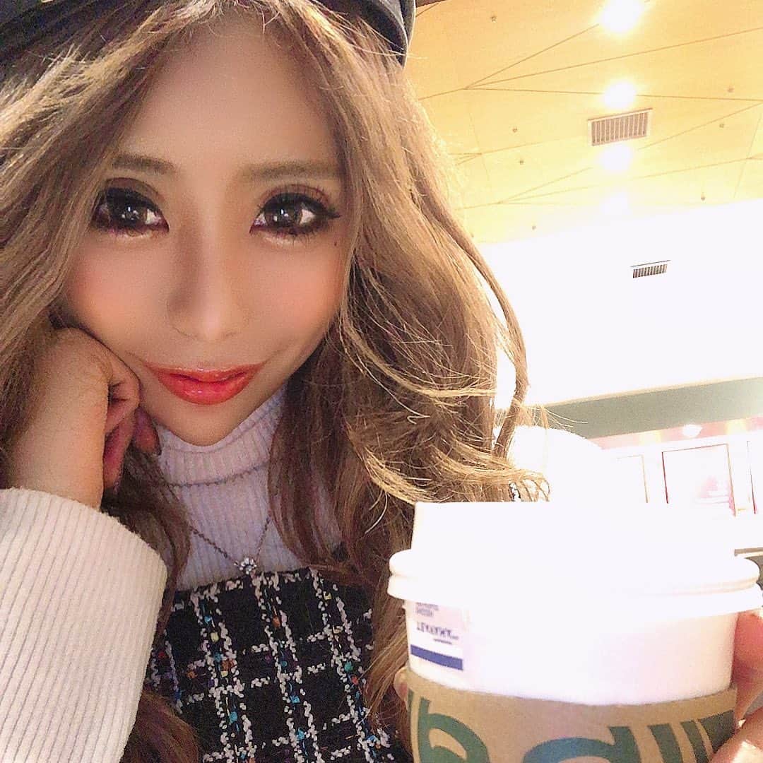 のインスタグラム：「☕️💕  #朝比奈りえ　#名古屋 ＃錦3 #japan #歌舞伎町 #六本木　#キャバ嬢 #水商売　#ドレス #お酒　#ポンコツ　＃整形 #ナイトワーク　#スタバ #ゆずシトラスティー」
