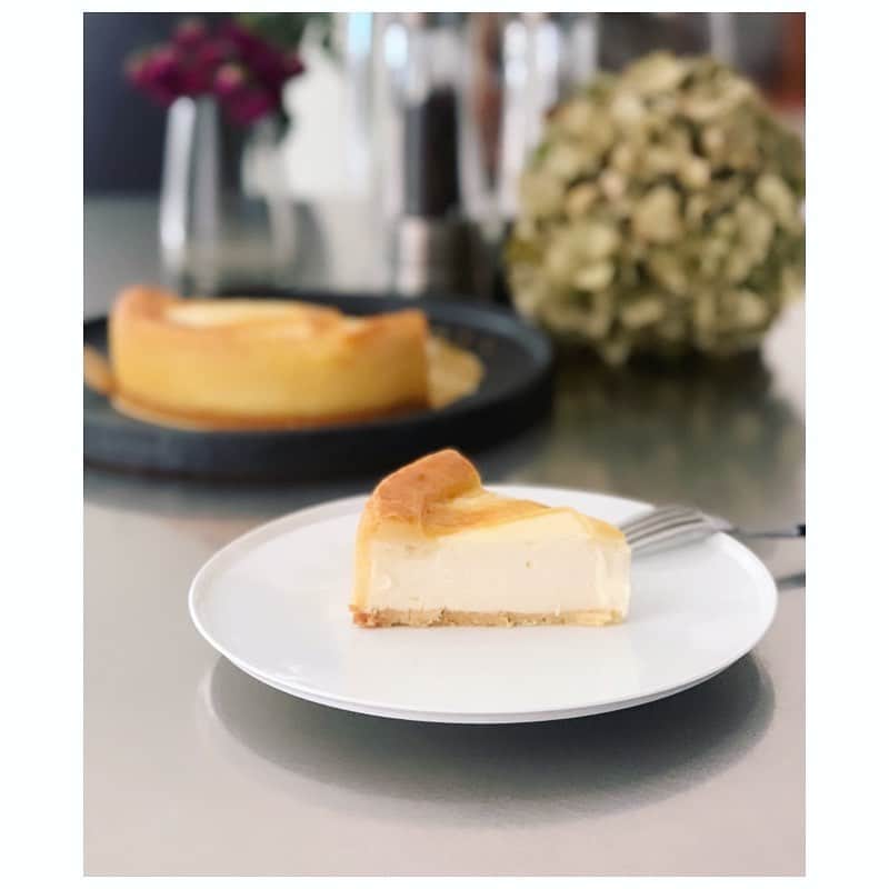 市橋有里のインスタグラム：「トロイカのチーズケーキが美味し過ぎて…せっかくのノンアルだからスイーツをと食べ始めたのが間違いだった…止まらない…😂 ・ #トロイカ #トロイカのチーズケーキ #手土産 #岩手の逸品 @yukari1439 さん🐜がとう❤︎」