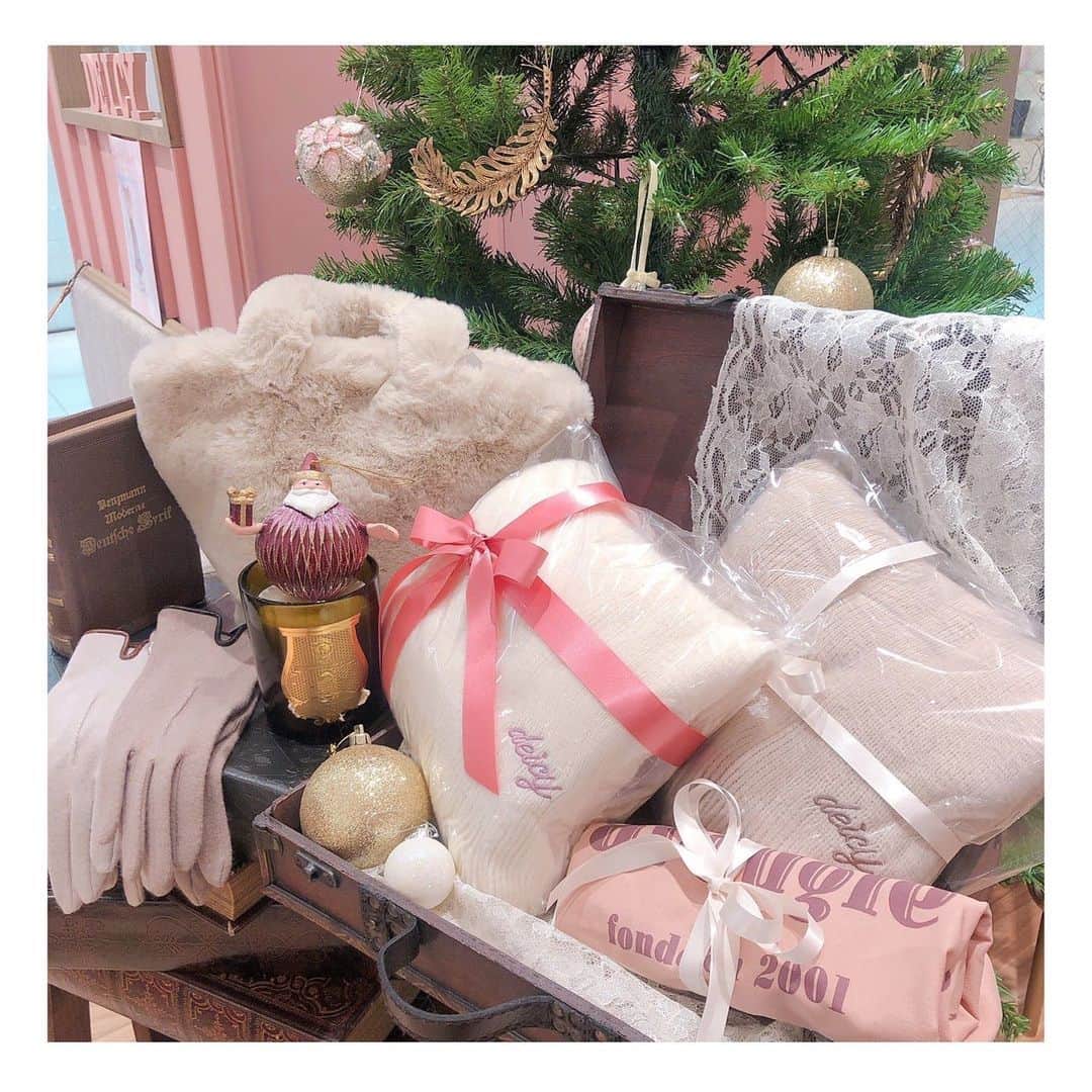 のインスタグラム：「.  【DEICY  Xmas GIFT🎅🏻🎁】  ただいまDEICYでは、ストールやコスメのXmasプレゼントが人気となっております✨  恋人や友達へ、お子さまへのプレゼント また自分へのプレゼントにも DEICYのXmas GIFTで素敵なXmasをお過ごしください🎅🏻🎄 .  ～営業時間変更のお知らせ～ 当面の間下記の通りとなります。﻿ ﻿ 11:00〜20:00 ﻿ ﻿■なお、お客様に安心して﻿ お買物をしていただけるよう、﻿ 新型コロナウィルス感染拡大防止策を﻿ 講じた上で営業いたします。﻿ ﻿ ご来店いただくお客様には﻿ ご不便をおかけすることもございますが、﻿ 何卒ご理解・ご協力を賜りますよう﻿ 心よりお願い申し上げます。﻿ ﻿ DEICY名古屋店﻿ . #deicy #deicynagoya #nagoya #デイシー #デイシー名古屋 #mecouture #ミークチュール #instagood #fashion  #recommend #autumn #winter #新作 #ファーバッグ #ストール #グローブ #トートバッグ #クリスマスプレゼント #クリスマス #パイピング #デートコーデ #トレンド #名古屋 #パルコ #名古屋パルコ #🎅 #🎁 #🎄」