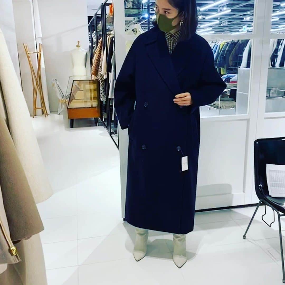 白澤貴子さんのインスタグラム写真 - (白澤貴子Instagram)「I  selected & judged many coat of  @baycrews   ベイクルーズの主力ブランドのアウターから好みのものを選び、５段階評価するという企画に参加しました。  実際に試着して見た目だけでなくその着心地なども評価しています。  この写真のコートも登場しているのでぜひチェックしてみてください🤍」12月12日 20時26分 - takakoshirasawa