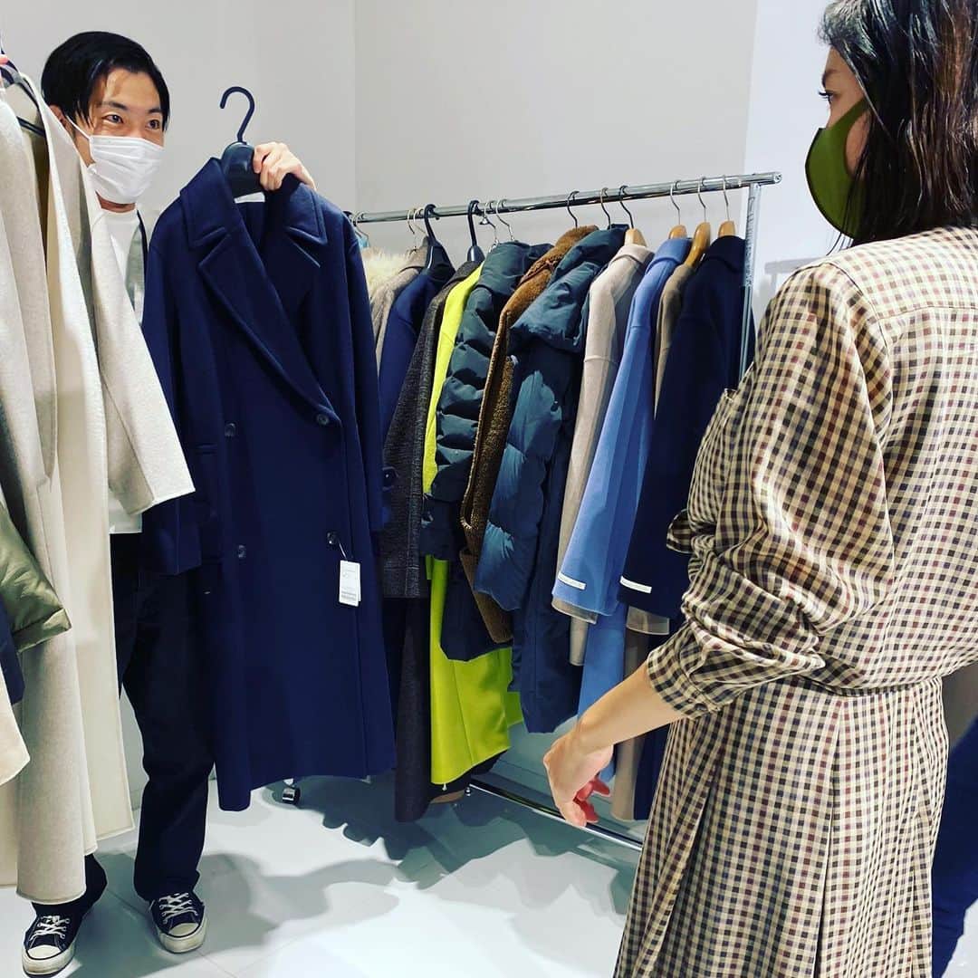 白澤貴子さんのインスタグラム写真 - (白澤貴子Instagram)「I  selected & judged many coat of  @baycrews   ベイクルーズの主力ブランドのアウターから好みのものを選び、５段階評価するという企画に参加しました。  実際に試着して見た目だけでなくその着心地なども評価しています。  この写真のコートも登場しているのでぜひチェックしてみてください🤍」12月12日 20時26分 - takakoshirasawa
