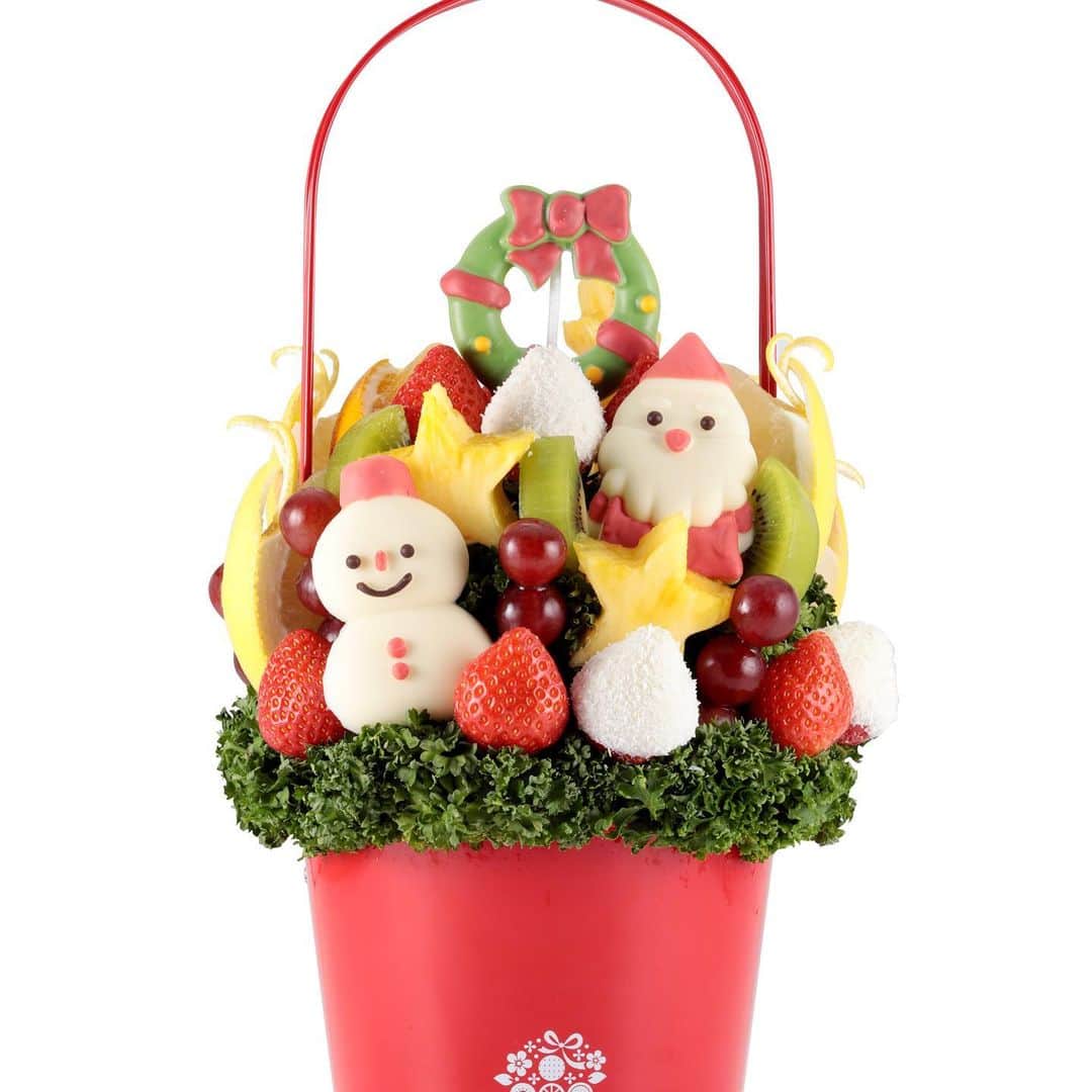 Fruit-bouquets.comさんのインスタグラム写真 - (Fruit-bouquets.comInstagram)「【クリスマス新作フルーツブーケ】 今年のクリスマスに新発売となる クリスマスモチーフをいっぱい詰め込んだSNS映え抜群のフルーツブーケ💐 . 今年のクリスマスはフルーツブーケで、 おうちで過ごす特別な時間を楽しんでみませんか？  甘酸っぱいおいしさが広がる国産イチゴをはじめ、 パイナップル、キウイフルーツ、ブドウ、グレープフルーツをアレンジメントします✨ . イチゴはそのままのものと、ホワイトチョコにココナッツフレークをトッピングしたものとをアレンジメントし、味わいにもバリエーションを加えています🍓 . 裏面にはトナカイの形のパイナップルがあり、360度かわいくて楽しめるデザインに仕上げました💖 . #フルーツブーケ #プレジール #フルーツ #果物 #果物大好き #フルーツ大好き #スイーツ #ギフト  #プレゼント #贈り物 #記念日  #フルーツパフェ #フルーツギフト #フルーツケーキ  #インスタ映え #インスタ映えスイーツ #インスタ映えケーキ  #花束 #フォトジェニック #パーティー  #サプライズ #サプライズプレゼント  #いちご  #クリスマス #クリスマスケーキ #クリスマススイーツ  #クリスマスプレゼント #クリスマスパーティー  #クリスマスギフト #クリスマスイブ」12月12日 20時26分 - fruitbouquet.japan