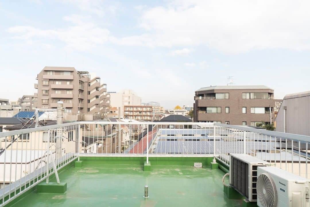 のインスタグラム：「『好きな街で仲間と働く、暮らす。 201』﻿ ﻿ ・東急世田谷線松陰神社前駅 徒歩3分 ・19.8万円・84.75㎡・3LDK ___________________________________________________________________﻿  松陰神社前駅から徒歩3分。  「サミット」→「一心」→「まつもと」を通りすぎたあたり。 1階はクリーニング店です。  今回のお部屋は、事務所使用、SOHO利用、ルームシェア可です。 仲間たちで一緒に暮らしながら働いてみたり、事務所として使用したり。 人気の松陰神社前エリアで、使い方は無限大であります。  建物入り口の扉を開けるとすぐ階段。2階にお部屋の玄関があります。手前のドア。  薄暗いのがまた良い。レトロな玄関です。 照明と靴箱が今ではなかなか見かけないデザインで素敵です。 階段や通路部分はところどころカーペット敷き。  玄関からまた階段を登って3階へ。 廊下すぐにお風呂、トイレ、洗面のある水まわりがあります。 清潔感があり、とても綺麗。タイル張りのお風呂です。 そのさきはキッチン。カウンターがぱっかり空いていて広さがあります。  今日はみんなで晩御飯。広いキッチンに並んで料理。 カウンターからどんどん運ぶ。広いリビングでゆっくり飲んで、食べる。 なんて光景を想像しました。  3階のリビングと洋室の間に階段。登っていった先に、2つめのトイレがあります。 4階は6帖の洋室、そのさきに5.6帖の和室です。  和室にある窓の障子はこう見えてガラス。 窓の外は１６帖のルーフバルコニーです。  自分たちだけが使える、屋上空間。視界もとってもひらけています。 外の空気を吸いながら、仲間と語らう。春には日向ぼっこしながらお昼寝してみる。 これまた使い方の幅が広すぎる。  仲間と暮らし、働く場所。こんな日々もありかもしれない。  ▼この物件の詳細、﻿ そのほかのお部屋はプロフィールのリンクから﻿ @setagayakurasson﻿ ___________________________________________________________________﻿ ﻿ 「オンラインでお部屋探し」スタートしました！ ご相談お待ちしております。 ﻿ ﻿https://setagayakurasson.com/online _____________________________________________________________________﻿ ﻿ #せたがやクラソン #せたがやンソン #賃貸 #お部屋探し #オンラインお部屋探し #引っ越し #内見 #部屋 #ワンルーム #ひとり暮らし #ふたり暮らし #好きな街 #暮らしを楽しむ #キッチン #家具 #世田谷 #賃貸インテリア #リノベーション #コンシェルジュ #世田谷のお部屋探し  #世田谷線 #松陰神社前 #三茶 #暮らしを楽しむ #ルームシェア #仲間 #ルーフバルコニー  #グリーン  #屋上 #暮らしながら働く」