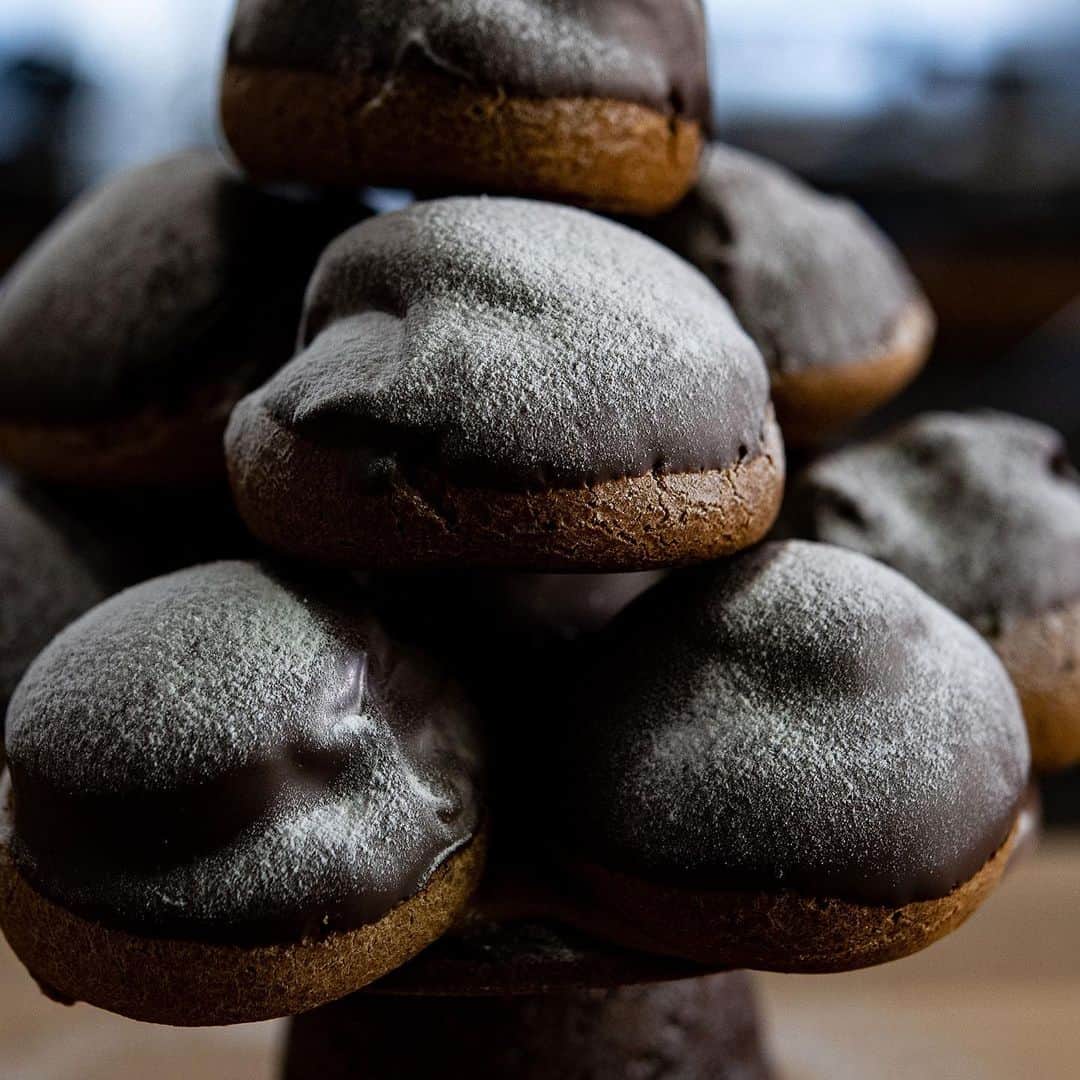 チョコレートカカオさんのインスタグラム写真 - (チョコレートカカオInstagram)「Merry cacao mass! ∴∵ゞ(´ω`*)♪ I made Chocolate Profiteroles Christmas tree.  メリーカカオマス！∴∵ゞ(´ω`*)♪ プロフィットロールでクリスマスツリーを作りました。  YouTube https://youtu.be/1kCUCH5yfhw  #Youtube #asmrfood #foodie #instafood #dessertporn #yummy #recipe #chocolate #tasty #dessert #チョコレート #chocoholic #recette #pastry #christmastree #christmas #クリスマス #christmascandy #ChristmasTreats  #profiteroles #profiterolesauchocolat #プロフィットロール #merrychristmas #シュークリーム #choux」12月12日 20時30分 - chocolate_cacao_seijin