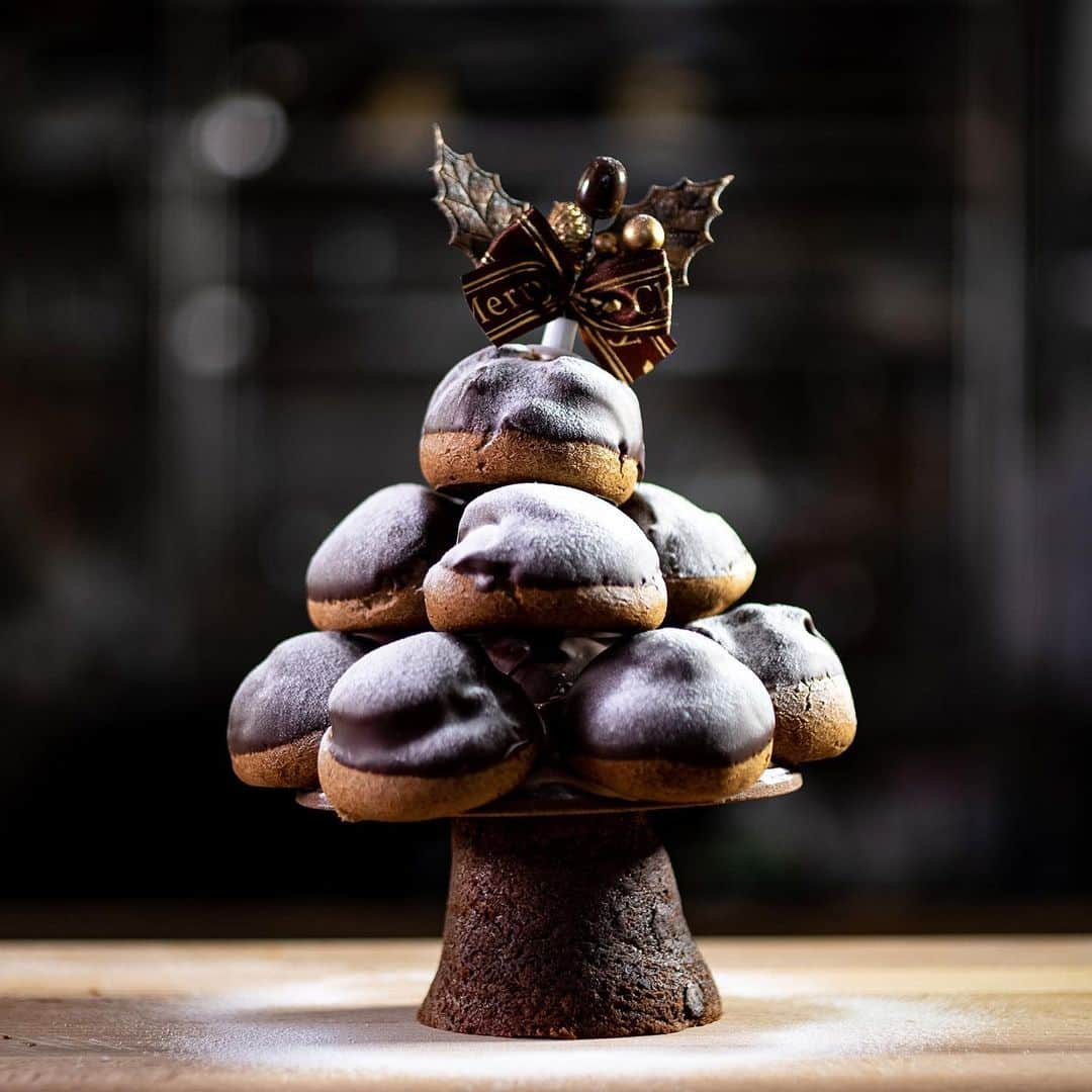 チョコレートカカオのインスタグラム：「Merry cacao mass! ∴∵ゞ(´ω`*)♪ I made Chocolate Profiteroles Christmas tree.  メリーカカオマス！∴∵ゞ(´ω`*)♪ プロフィットロールでクリスマスツリーを作りました。  YouTube https://youtu.be/1kCUCH5yfhw  #Youtube #asmrfood #foodie #instafood #dessertporn #yummy #recipe #chocolate #tasty #dessert #チョコレート #chocoholic #recette #pastry #christmastree #christmas #クリスマス #christmascandy #ChristmasTreats  #profiteroles #profiterolesauchocolat #プロフィットロール #merrychristmas #シュークリーム #choux」