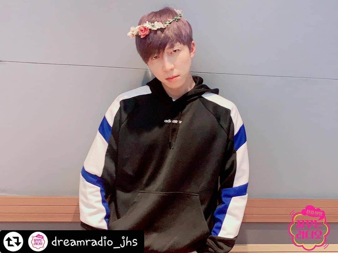 U-KISS（ユーキス）のインスタグラム：「[#수현] 💫꿈꾸는 라디오💫  눈빛은 강렬...✨하지만 알고보면 꽃같이 고운 남자!  수현OPPA가 환하게 피워낸  텐션업 뮤직쑈⬆️⬆️가 기다리고 있습니다!! 저녁 8시 꿈꾸라에서 만나요🤗  #MBC #라디오 #MBC라디오 #FM4U #전효성  #꿈꾸는라디오 #꿈꾸라 #전효성의꿈꾸는라디오 #수현 #유키스 (#리그램 - @dreamradio_jhs by @get_regrammer)」