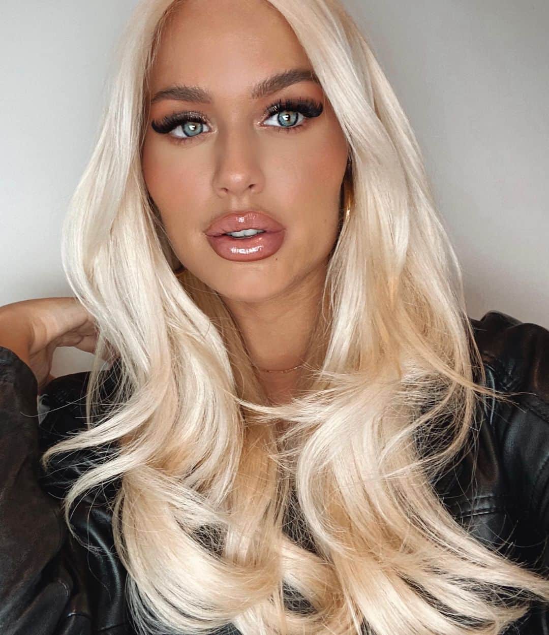 ロッティー・トムリンソンのインスタグラム：「blondie 💋」