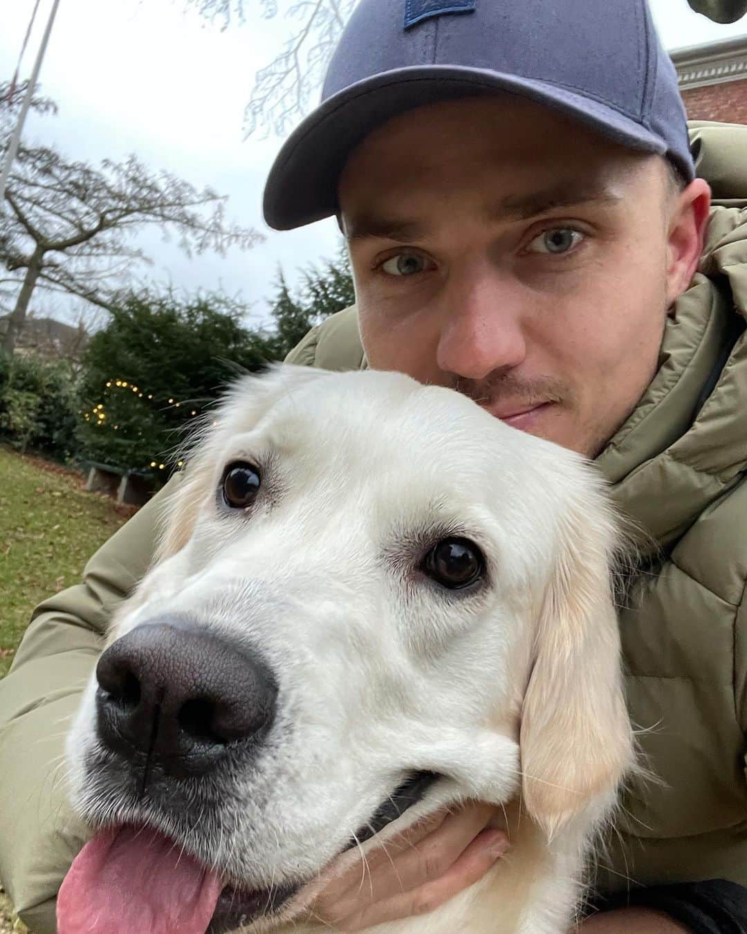 のインスタグラム：「Reklame for Sundhedsstyrelsen: Postkort fra Stella og jeg, der nu har brugt en uge i Corona-isolation. Det er ikke sjovt, så hermed en kærlig påmindelse fra os om, at huske at holde afstand 🙏🏼」