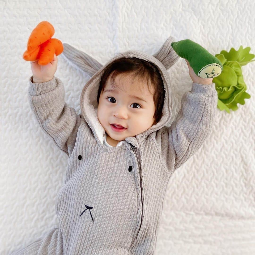 ままのてさんのインスタグラム写真 - (ままのてInstagram)「.⠀ 【にんじんが大好きなうさぎさん🐰✨】⠀ .⠀ .⠀ #ままのて⠀ .⠀ うさぎさんのコスプレをして野菜を持っています😆🥕⠀ 似合ってますね😊🎵⠀ かわいすぎます😍⠀ .⠀ ︎#生後9ヶ月⠀ #ウサギさん⠀ .⠀ .⠀ @sou_mama226 様の投稿です。⠀ 素敵なお写真ありがとうございました💝⠀ .⠀ .⠀ 〈mamanote_officialのオリジナルキャンペーンへ参加しよう♡〉⠀ .⠀ お子様のかわいい動画、写真 ▶︎【 #ままのて 】⠀ @mamanote_official をフォローして、 投稿する動画や写真に合ったオリジナルハッシュタグをできるだけ多くつけて、インスタグラムにアップしてみましょう！⠀ .⠀ .⠀ 毎日、担当者が投稿をチェックして、素敵な写真と動画をピックアップして、公式アカウントで紹介します❤️⠀ .⠀ そして！！毎月、ハッシュタグごとに、@mamanote_official がピックアップした写真の中で1番｢いいね｣の多い方に、アマゾンギフト券3000円分プレゼント！当選者にはDMを送らせていただきます♡⠀ .⠀ また、動画や写真は、ままのてのFacebook、 またはウェブサイト 「ままのて」内の記事で紹介させていただきます🙌⠀ .⠀ .⠀ #赤ちゃん#ママタイム#ベビスタグラム#令和ベビー#プレゼント#キャンペーン#キッズモデル#モニター#ベビーモデル#新米ママ#成長記録#子育て#育児ママカメラ#ママ撮#スマイル育児#こどもと暮らす#子育て記録#育児記録 #お出かけ#親バカ部#赤ちゃんのいる生活#ウサギ#野菜#赤ちゃんうさぎ#うさ耳#うさぎちゃん」12月12日 20時45分 - mamanote_official