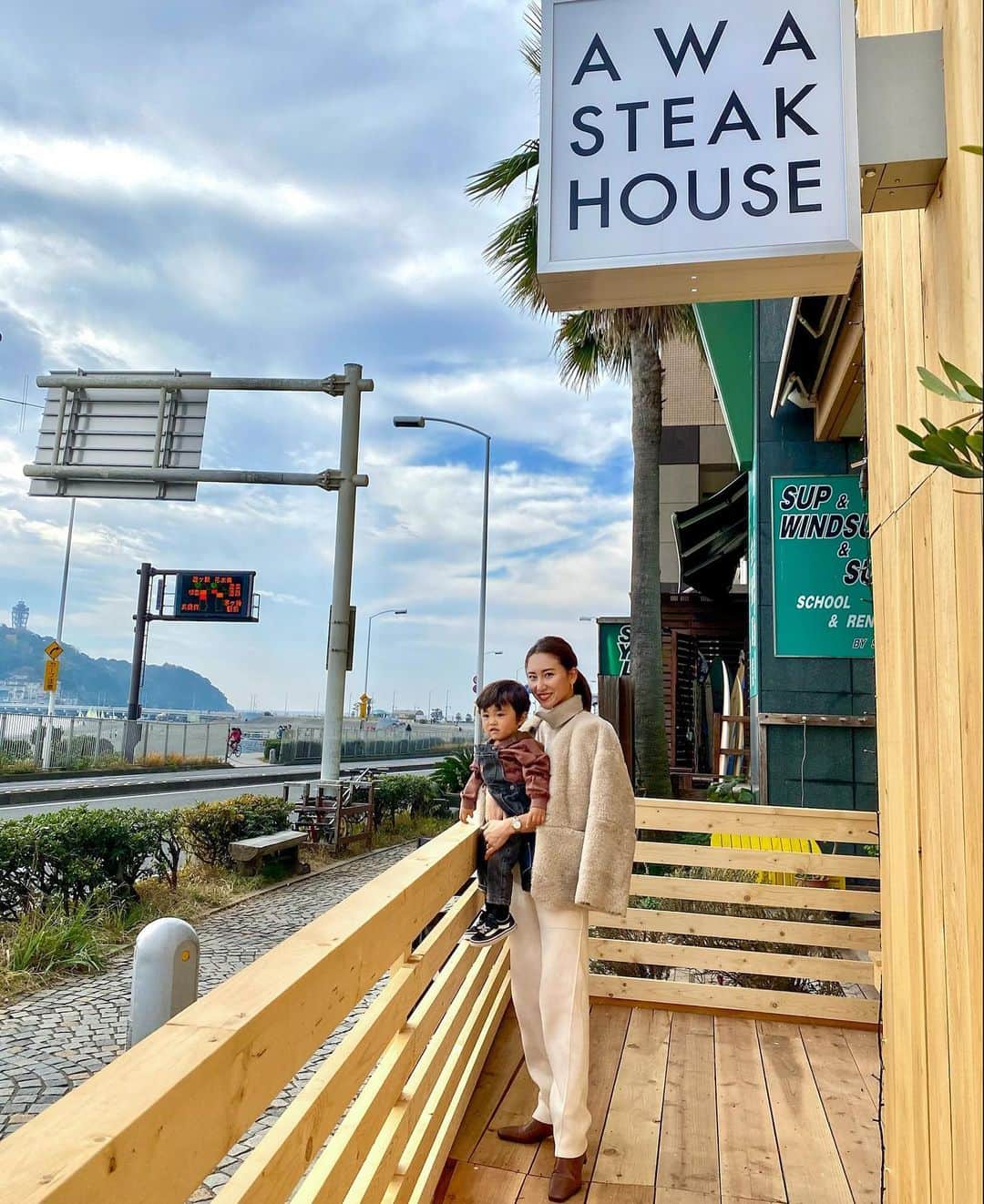 のインスタグラム：「久しぶり湘南まで🌊 今日Openした海沿いにある 美味しいステーキ🥩を食べに🤤 お肉柔らかくってまじ美味かった！ 男ウケな内装デザインらしく、 湘南ってサーファーもきっと多いし サーフィン🏄‍♂️後にがっつり ステーキとかいいね！😉 あ〜また食べに行きたい♥️ @awa_surf_steakhouse_ . . パンツとファーのアウターは @mienne.jp_official 🧥👖 ここの洋服ほんま可愛い😘 . #神奈川県グルメ#湘南#湘南グルメ#江ノ島#サーフィン #湘南ディナー#ランチ#カフェ#海沿いカフェ#ステーキ」