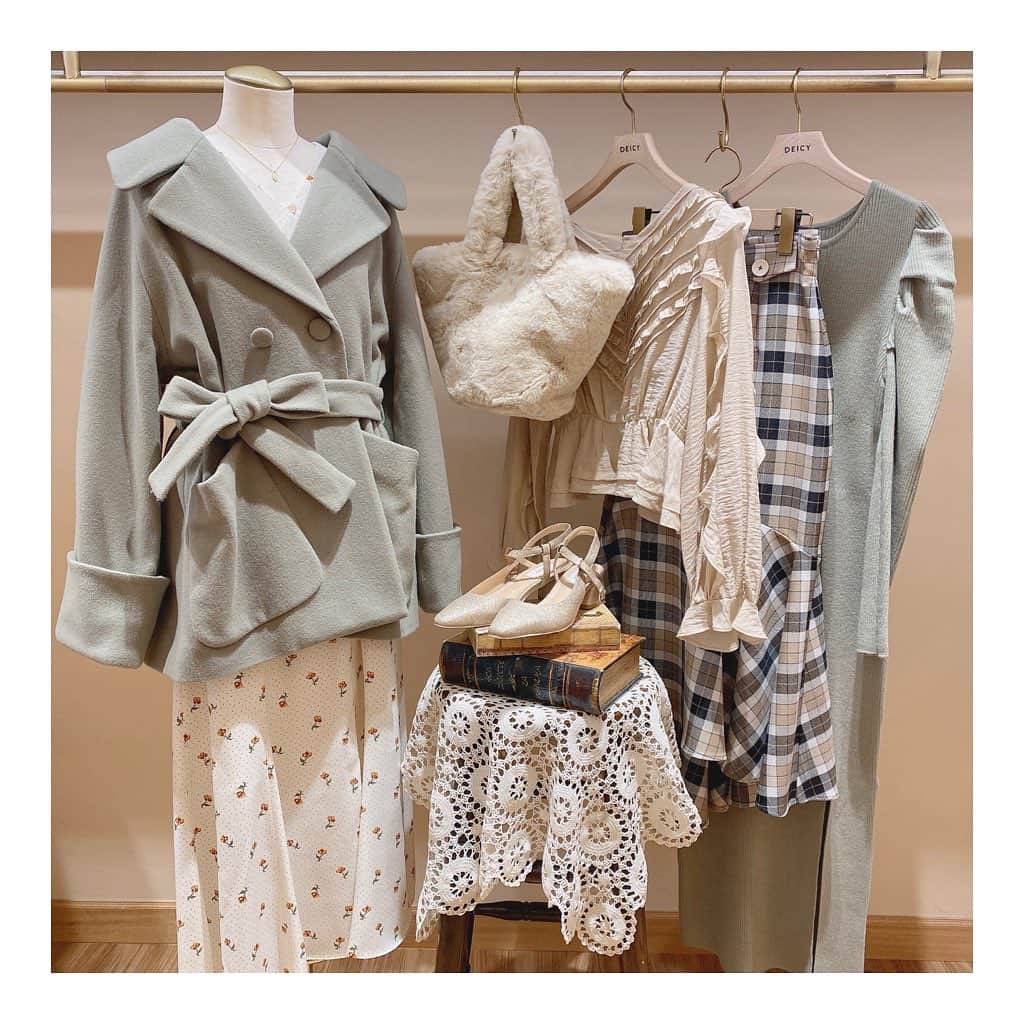 のインスタグラム：「. . green and beige 🌿💭 . トレンドカラーのグリーンやベージュのアイテムはもうゲットされましたか？♡ DEICYでお気に入りのお洋服を見つけてくださいね✨ . . ルミネカード WEB決済サービスが12/1より始まりました🌟 ルミネカードを使って、いつでもどこでもご注文、 ご自宅で受け取りが出来ます❕💭 ぜひご活用ください♪ . DEICY新宿店 ☎︎ 03-6457-7042 . . ୨୧┈┈┈┈┈┈┈┈┈┈┈┈┈┈┈୨୧﻿ . 【DEICY新宿店営業時間変更のお知らせ】﻿ . 新宿店の営業時間は、当面の間下記の通りとなります。﻿ ﻿ 平日→11:00〜20:30 土日・祝日→11:00〜20:00 ■なお、お客様に安心して﻿ お買物をしていただけるよう、﻿ 新型コロナウィルス感染拡大防止策を﻿ 講じた上で営業いたします。﻿ ﻿ ご来店いただくお客様には﻿ ご不便をおかけすることもございますが、﻿ 何卒ご理解・ご協力を賜りますよう﻿ 心よりお願い申し上げます。﻿ ﻿ DEICY新宿店  ୨୧┈┈┈┈┈┈┈┈┈┈┈┈┈┈┈୨୧﻿ . . #deicy #mecouture #deicyshinjuku #lumineshinjuku #2020aw #fashion #coordinate #ootd #instagood #instafashion #beige #green #デイシー #デイシー新宿 #ミークチュール #ルミネ新宿 #2020秋冬 #ファッション #ベージュ #グリーン #トレンドカラー #アースカラー @lumine_shinjuku @deicy_official」