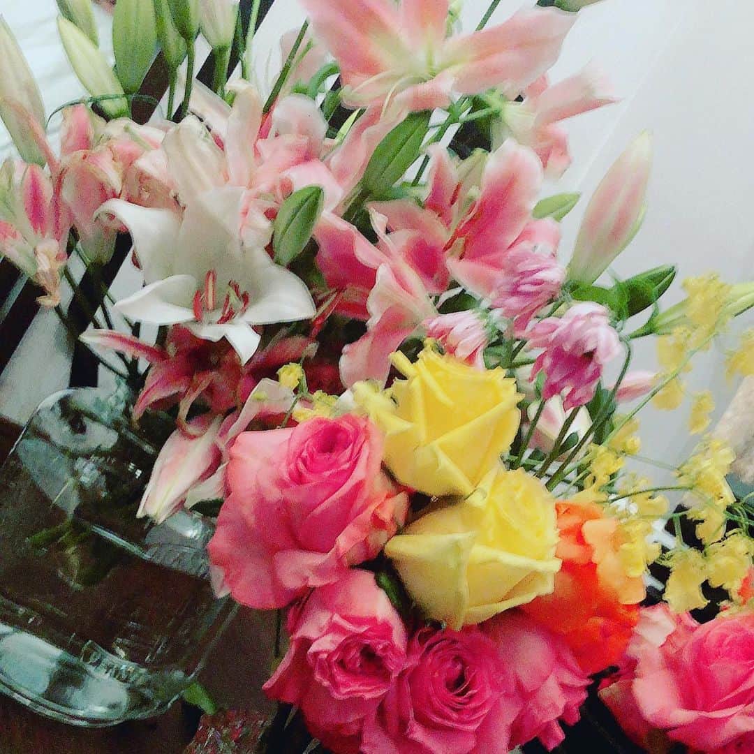 のインスタグラム：「love...💋✨  #花のある生活 #ありがとう ＃感謝 #お誕生日祝いのスタンド🌹 ＃バラ100本の花束 #お姫様になれた日 👸」