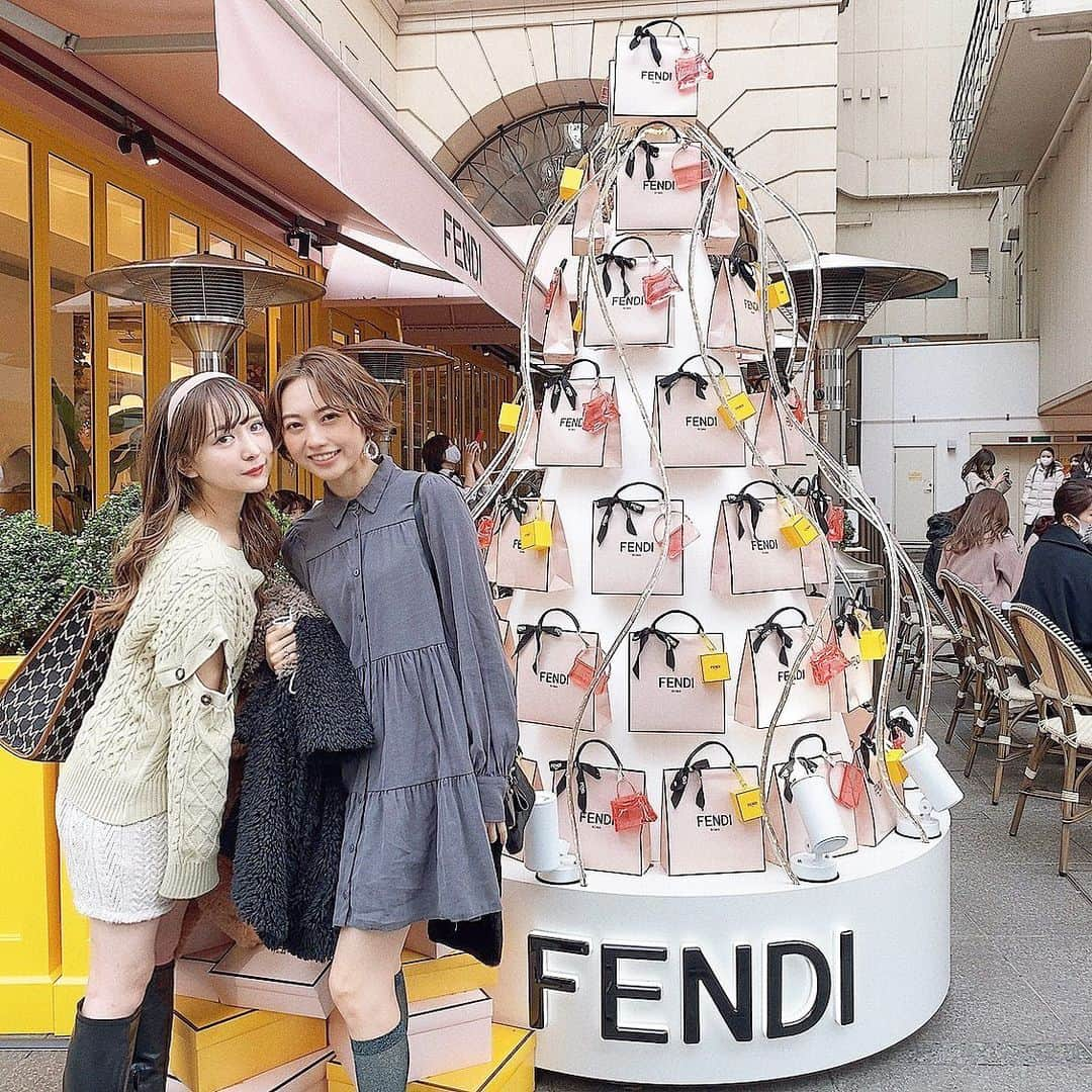 平松可奈子さんのインスタグラム写真 - (平松可奈子Instagram)「ゆりとFENDIカフェへ♡ 11時開店で10時半について 2時間も並びました🥲🤍 でもゆりとだから あっという間でした🎄 店内もケーキもカフェラテも ぜ〜んぶ美味しくて 並んでよかったです♡ 投稿続くので是非🐻 . #ゆりかな　#fendi #フェンディカフェ  #クリスマスツリー  #表参道カフェ」12月12日 20時39分 - 11kanaco14