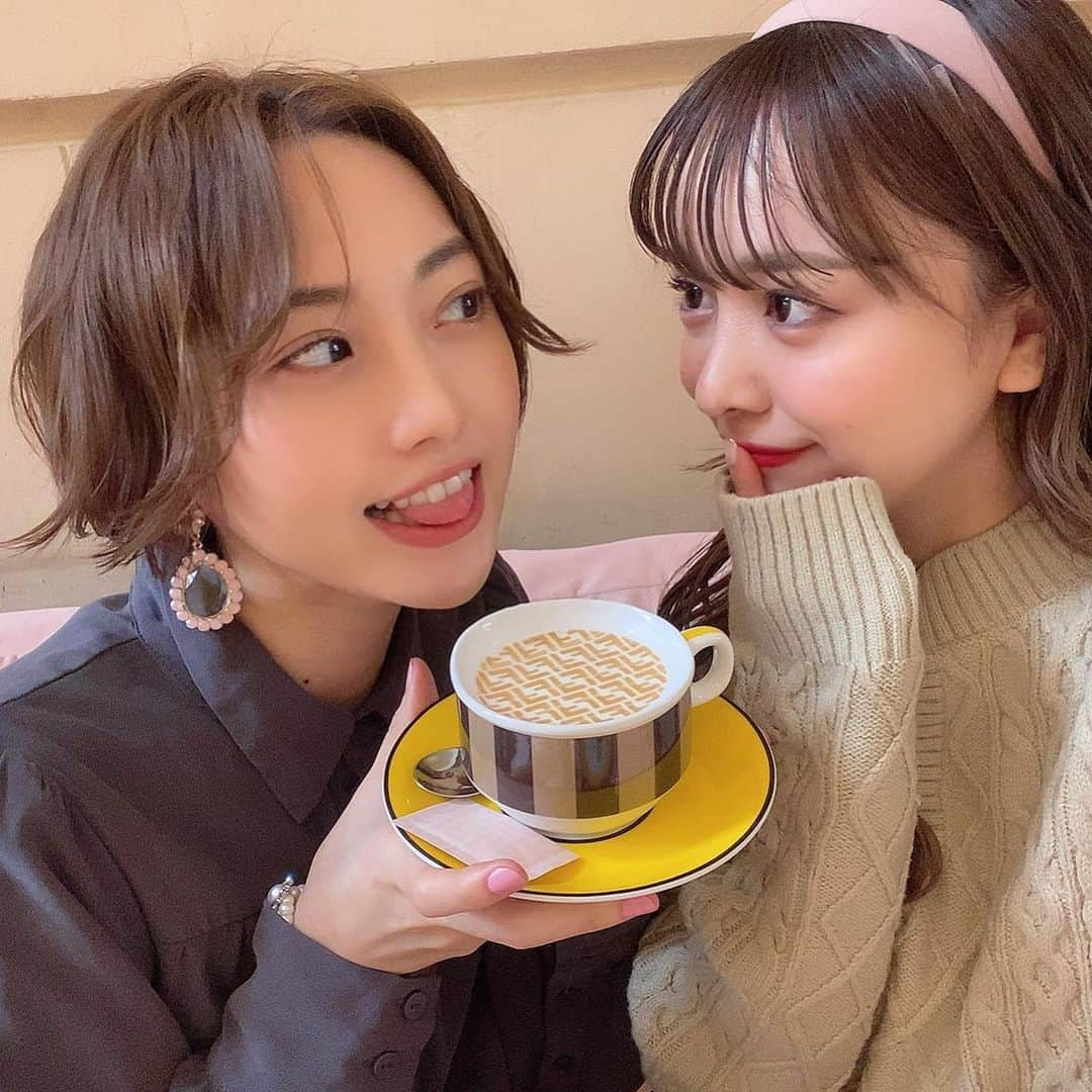 平松可奈子さんのインスタグラム写真 - (平松可奈子Instagram)「ゆりとFENDIカフェへ♡ 11時開店で10時半について 2時間も並びました🥲🤍 でもゆりとだから あっという間でした🎄 店内もケーキもカフェラテも ぜ〜んぶ美味しくて 並んでよかったです♡ 投稿続くので是非🐻 . #ゆりかな　#fendi #フェンディカフェ  #クリスマスツリー  #表参道カフェ」12月12日 20時39分 - 11kanaco14