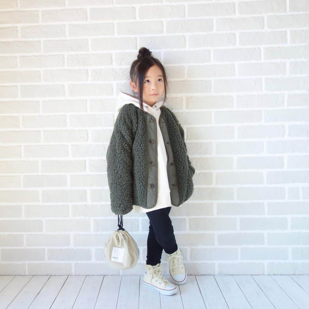 Saraさんのインスタグラム写真 - (SaraInstagram)「. coordinate♡ . カーキのボアブルゾンで カジュアルコーデ🐢💚 . 3枚目と5枚目の顔すき。 . outer ▶︎ #branshes  hoodie ▶︎ #jeanasis pants ▶︎ #urbancherry  shoes ▶︎ #converse  bag ▶︎ #lowrysfarm  . #ootd #kids #kids_japan #kids_japan_ootd #kjp_ootd #kidsfahion #kidscode #kidsootd #kidswear #キッズコーデ #キッズファッション #インスタキッズ #ボアブルゾン #フーディー #コンバース #ライブドアインスタブロガー」12月12日 20時41分 - sarasara718