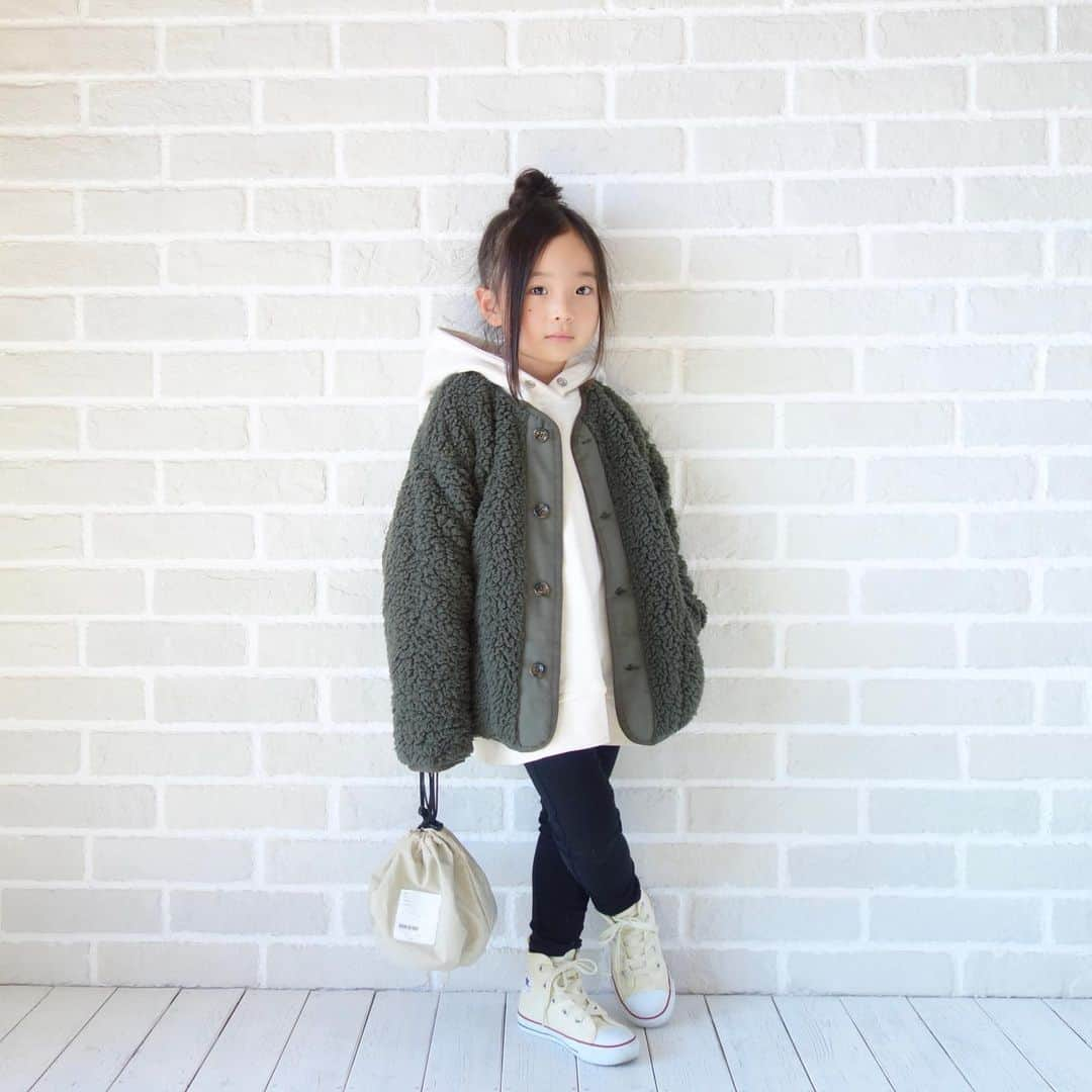 Saraさんのインスタグラム写真 - (SaraInstagram)「. coordinate♡ . カーキのボアブルゾンで カジュアルコーデ🐢💚 . 3枚目と5枚目の顔すき。 . outer ▶︎ #branshes  hoodie ▶︎ #jeanasis pants ▶︎ #urbancherry  shoes ▶︎ #converse  bag ▶︎ #lowrysfarm  . #ootd #kids #kids_japan #kids_japan_ootd #kjp_ootd #kidsfahion #kidscode #kidsootd #kidswear #キッズコーデ #キッズファッション #インスタキッズ #ボアブルゾン #フーディー #コンバース #ライブドアインスタブロガー」12月12日 20時41分 - sarasara718