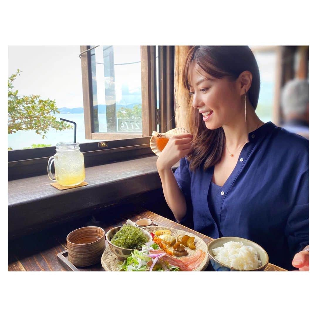 羽舞咲さんのインスタグラム写真 - (羽舞咲Instagram)「🎗Natural Cafe﻿ ﻿ ツリーハウスの中のような﻿ 遊び心いっぱいの﻿ ワクワクするカフェ﻿ ﻿ 木の中で﻿ ワクワクしつつ ﻿ ボーッとして﻿ ただただこの場を感じていたい﻿ 癒しの雰囲気﻿ ﻿ 人も場所も 優しくて 心地いいなぁ (*´-`*)﻿ ﻿ ﻿ ________ EVENT INFORMATION ________﻿ ﻿ 📸東京散歩！ナチュラルポートレート撮影会﻿ （日程＆場所フリープランも好評受付中‼︎）﻿ ﻿ 📻インターネットラジオ（毎週水曜日オンエア）@jingumae.fm﻿ 「羽舞咲のゆるゆるビューティ研究所」﻿ ﻿ 🧘‍♀️「EMARY」@emary_online﻿ 体験レッスン0円‼︎﻿ ヨガ・ダイエット・カラーセラピー・美腸﻿ 話し方・恋愛・片付け・マインドフルネス﻿ などなどすべて受け放題！﻿ ﻿ 心を込めてお届けします♡﻿ ﻿ @herbemi﻿ プロフィールリンクをチェック！！﻿ ﻿ ____________________________________﻿ ﻿ #travel #mylife #goodmorning #beautifulmind #cafe #naturallife #thanks #simplelife #暮らすように旅する #カフェ好き #沖縄旅行 #旅人 #リゾートライフ #セルフラブ #旅好き #沖縄カフェ #旅行好き #沖縄ライフ #沖縄 #ナチュラルライフ #ライフスタイル #海の見えるカフェ #カフェ女子 #名護カフェ #自然派 #南国リゾート #沖縄好き #ヘルシーランチ #感謝 #羽舞咲﻿ ﻿」12月12日 20時44分 - herbemi