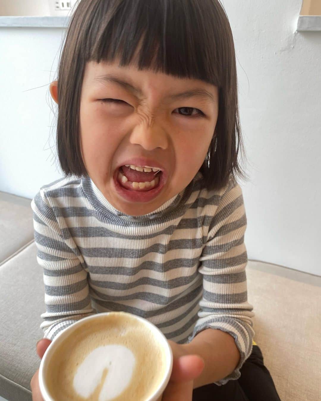 国枝洋子さんのインスタグラム写真 - (国枝洋子Instagram)「ラテアートにハマり中。  全然上手くできない… けど楽しい😑❤️  今日はちいさーな「キュン♡」が たまたま作れました。 じゅんなにプレゼントしたら  すごい顔してた😂 まだcoffeeは早すぎたね！ ごめんね♡笑  絶対諦めない✊ いつか最高のキュン♡を 皆さんにお届けします❤️❤️❤️❤️❤️笑  #ラテアート なのか？笑」12月12日 20時54分 - kunieda_yoko