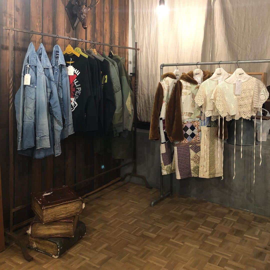 のインスタグラム：「. PERK 5th ANNIVERSARY 1日目  予想以上のご来店誠にありがとうございました  だいぶ数は少なくなりましたがまだ限定アイテムもご用意ございますので明日からもよろしくお願い申し上げます  明日は11:00〜18:00となります  ※ご来店に際しましてのお願い 新型コロナウイルス感染拡大防止のためご来店いただく際にはマスクを着用くださいますようお願い致します またご来店後入り口に設置しておりますアルコールで手指の消毒をお願い致します ご来店の人数が多い時間帯はご入場を制限させていただく場合がございます 予めご了承くださいませ . ご来店いただきますお客様に少しでも安全に楽しんでいただけるようご協力のほど宜しくお願い申し上げます  . #___perk___ #inkjapan #moi___ #___sic」