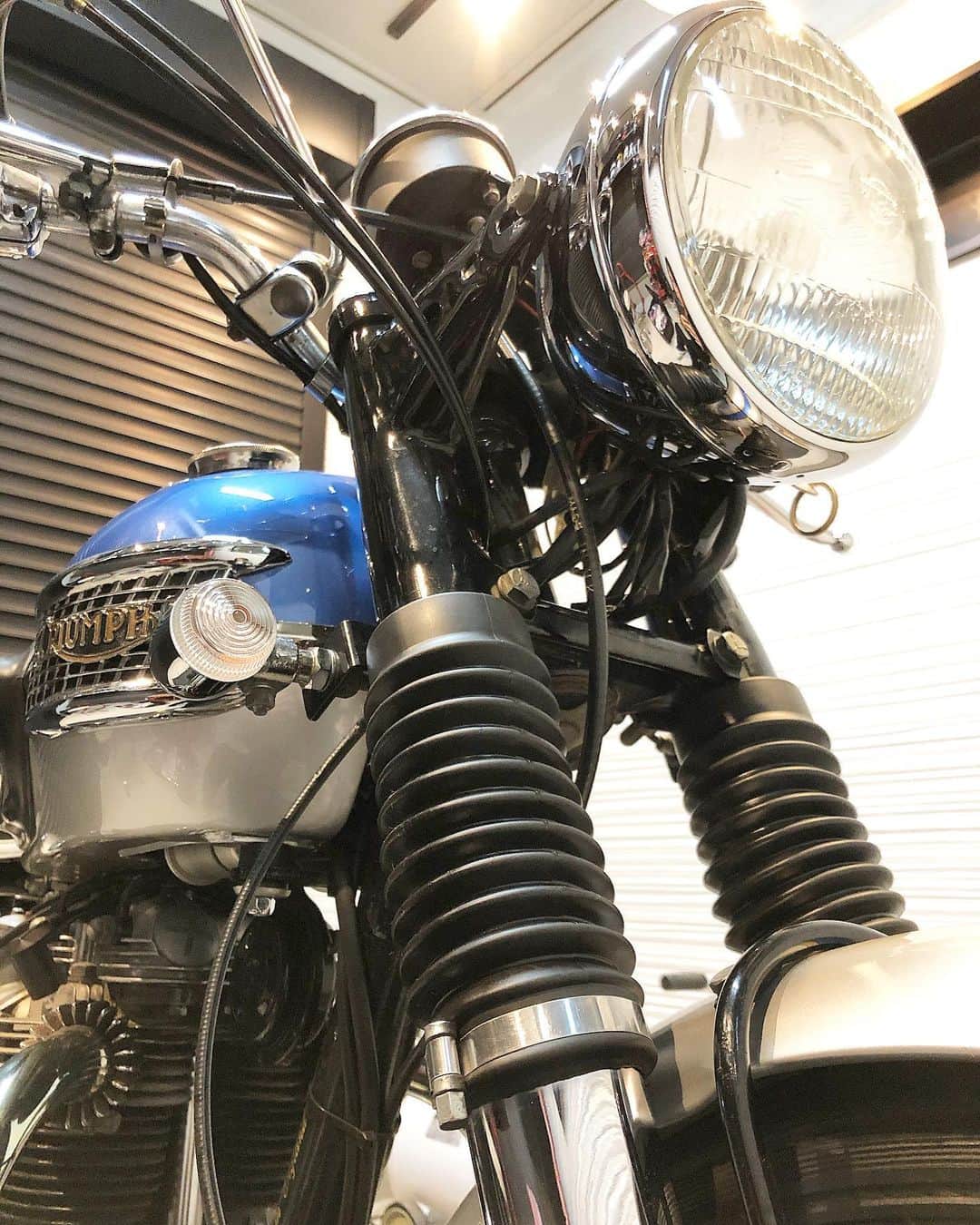 のインスタグラム：「訳あって下側のみゲイタークリップ付けてみた。うまくいくといいな。 #forkgaiter #forkgaiterclip #triumph #t120 #bonneville #bonnie #britbike #britishmotorcycles #classicmotorcycles #lewisleathers #madeinengland #rockers  #caferacer #tonupboys #triumphmotorcycles #vintagetriumph #manga #japanesecomic #fashion #バイクメーン #ボニー #トライアンフ #ボンネビル #ロッカーズ #カフェレーサー #ルイスレザー #ビンテージトライアンフ」