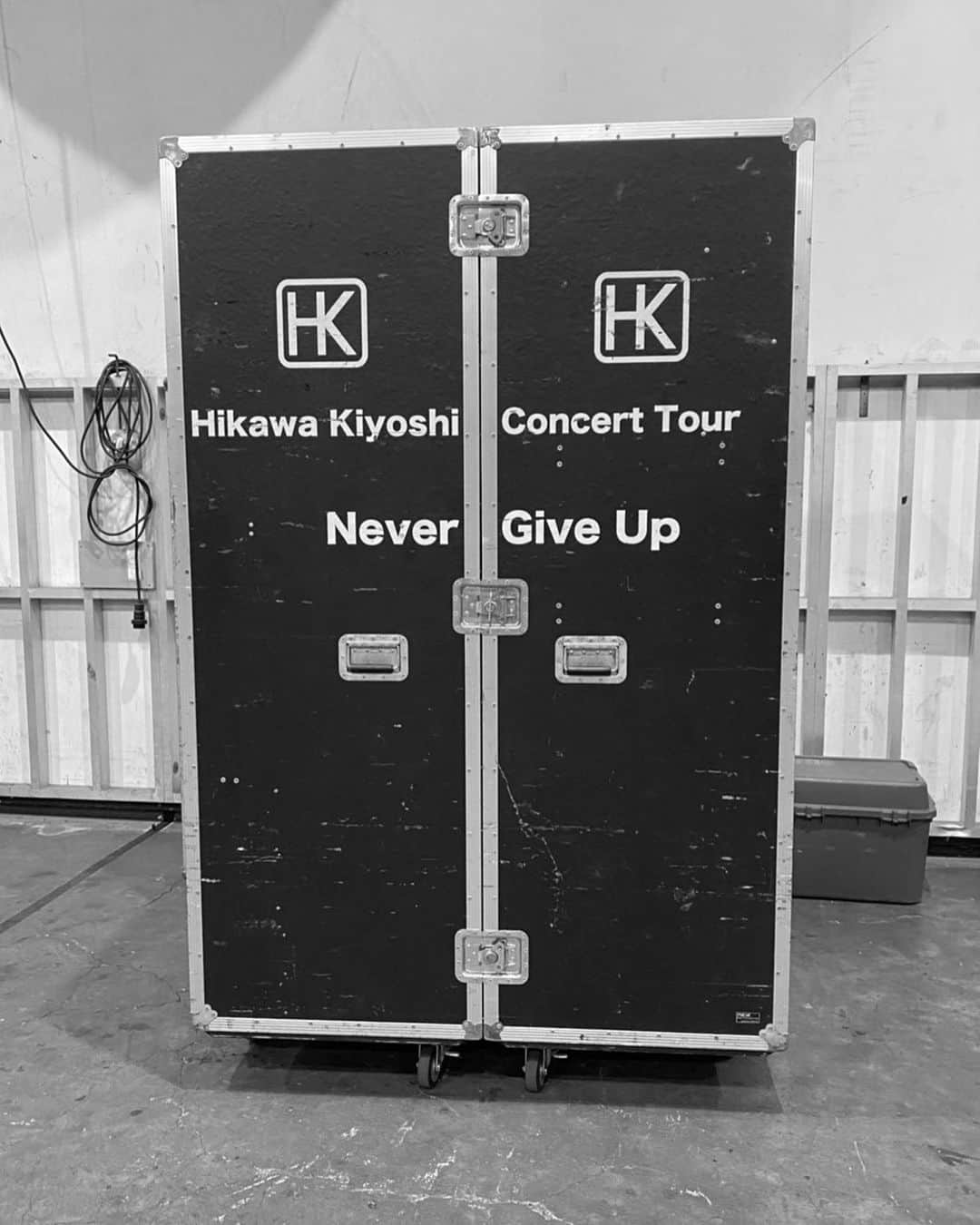 氷川きよしさんのインスタグラム写真 - (氷川きよしInstagram)「何があってもあきらめないで歌っていこうって たとえ長い時間かかっても思いを叫ぼうって決意してNever  Give Upと刻んだ2014年から使っている衣装トランポケース。  あれからこれを舞台袖でみて鼓舞してきたな。  好きな言葉は Never Give Up  #氷川きよし #hikawakiyoshi #kii #bykii #キヨラー」12月12日 20時47分 - hikawa_kiyoshi_official