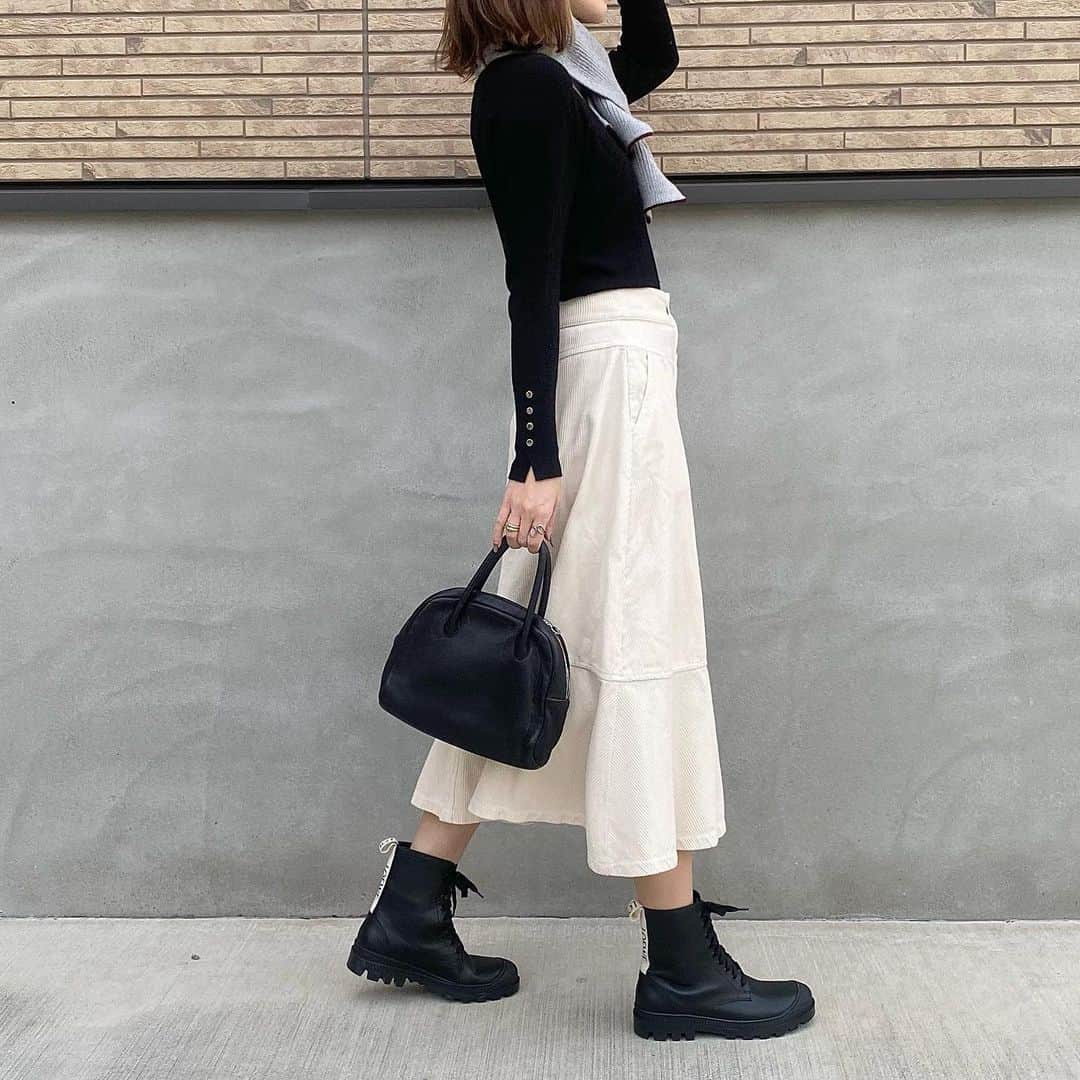 shieさんのインスタグラム写真 - (shieInstagram)「ㅤㅤㅤㅤㅤㅤㅤㅤㅤㅤㅤ  ブーツ、ZARAのスカートで合わせましたっっ✨  スカートは店頭で試着してXS←  可愛いとカッコイイが混じって、よく分からなくなっちゃった笑笑  でもやっぱコンバットブーツは脱ぎはぎがくそ面倒くさかった❤️←  #ニット #コーデュロイスカート / #zara#ザラコーデ#ZARA購入品#ザラジョ#ザラジョコーデ #マフラー #コンバットブーツ / #LOEWE#ロエベ #ショートブーツ#編み上げブーツ #ミニボストン / #aeta」12月12日 20時49分 - shiiii0125
