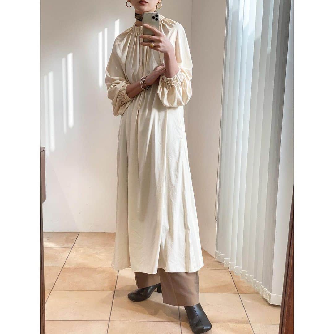 のインスタグラム：「きのうの #よしだ_服   全身 @todayful_ 🤍  首元や袖のギャザーがきゅんな ワンピースをメインに☺️ これ生地もめちゃ可愛い。 なんとも言えないヌメっとしたサテン。  ボトムと合わせてカジュアルにも着られるし 1枚でドレスアップもできる◯  ベリショとスカーフとフープピアス、 わたしの定番バランス。好き。」