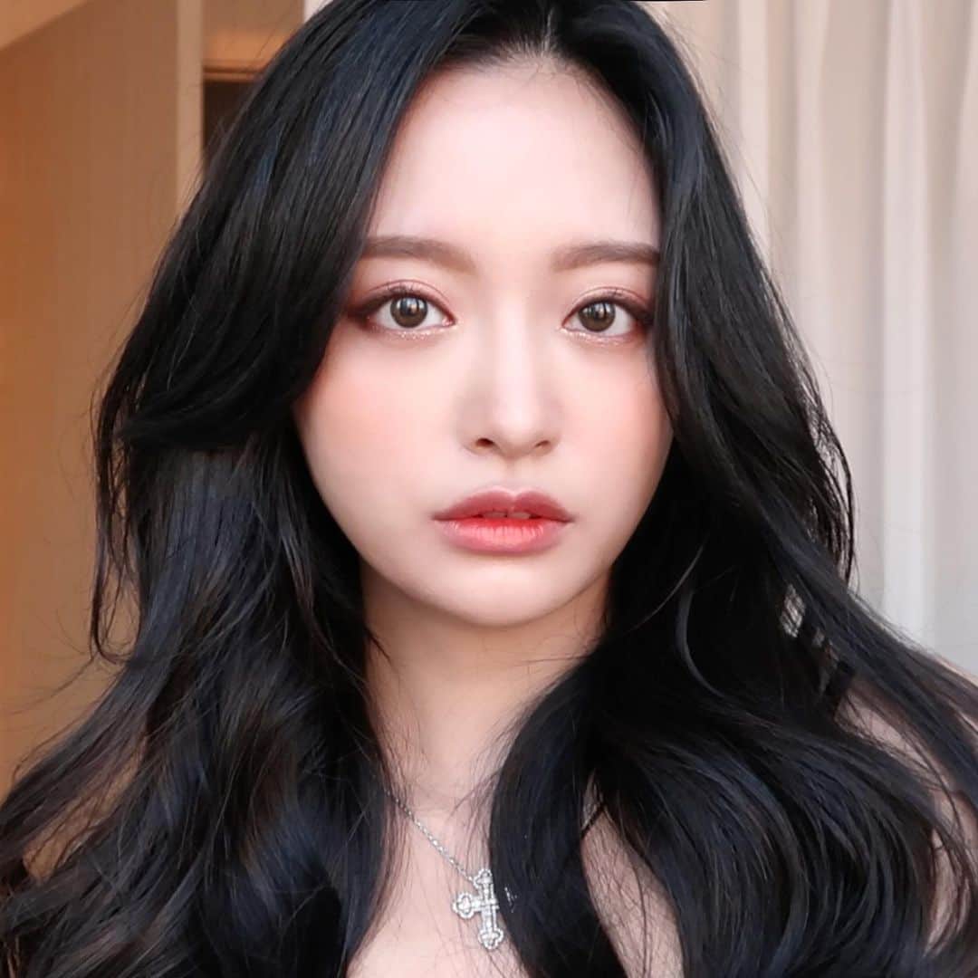 のインスタグラム：「필터 없이도 여신강림👸🏻✨ 반짝반짝 연말 코랄 메이크업 업로드-! 프로필 링크 눌러서 바로 보러오세요💛 カメラフィルターなしでも女神になれる年末キラキラメイク！ さっきアップロードされました！ プロフィールリンクを押して  すぐ見に来てください。🙏❤️」