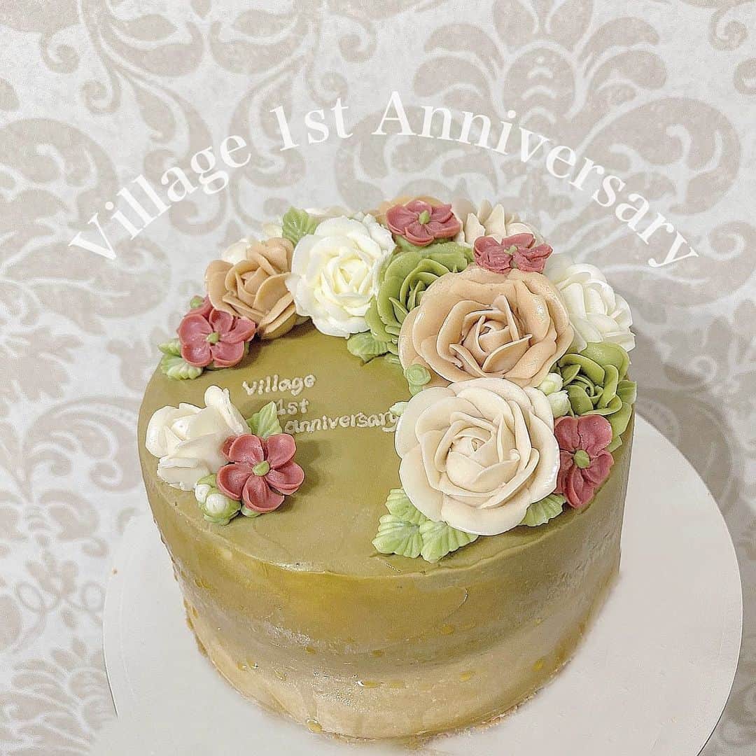 たんりいのインスタグラム：「. . Village 1st Anniversary 🎂♡ . な、なんと staff が 1周年のお祝いをしてくれた😭😭💕 . みんなが居なかったら Village は存在してない !! みんなが居るから Village が存在する🥺♡ . Village がある今、毎日楽しいし 充実した毎日を過ごしてます😭✨✨ . みんなに本当に救われたし みんなが居たから1年を迎えられた😭💕 いつも本当にありがとう😭💞💞 . 色々考えてお祝いしてれたみんなが ほんとラブすぎる！！！😂❤️❤️❤️ . . コロナが落ち着いたら休館日作って みんなで遊びに行こうね〜🥳🥳✨✨ . . . #village_anniversary #1stbirthday」