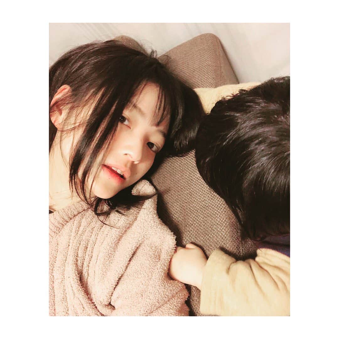 小森真理子のインスタグラム：「髪をよく引っ張られてよく抜けます 年内にヘアメンテいきたいないけるといいな  そして最近の私は呪術廻戦に沼ってます。 五条悟が麗しすぎて辛いです。 辛いけど久しぶりに熱く推せるキャラがでて幸せです。 毎日寝る前原作もアニメも見返してpixiv漁ってます。  あと独り言で頻繁に領域展開　無領空処！とかいってしまってます。 (ただのやばいひと)  呪術すきなひといたら共に語り合いたいです🙏」