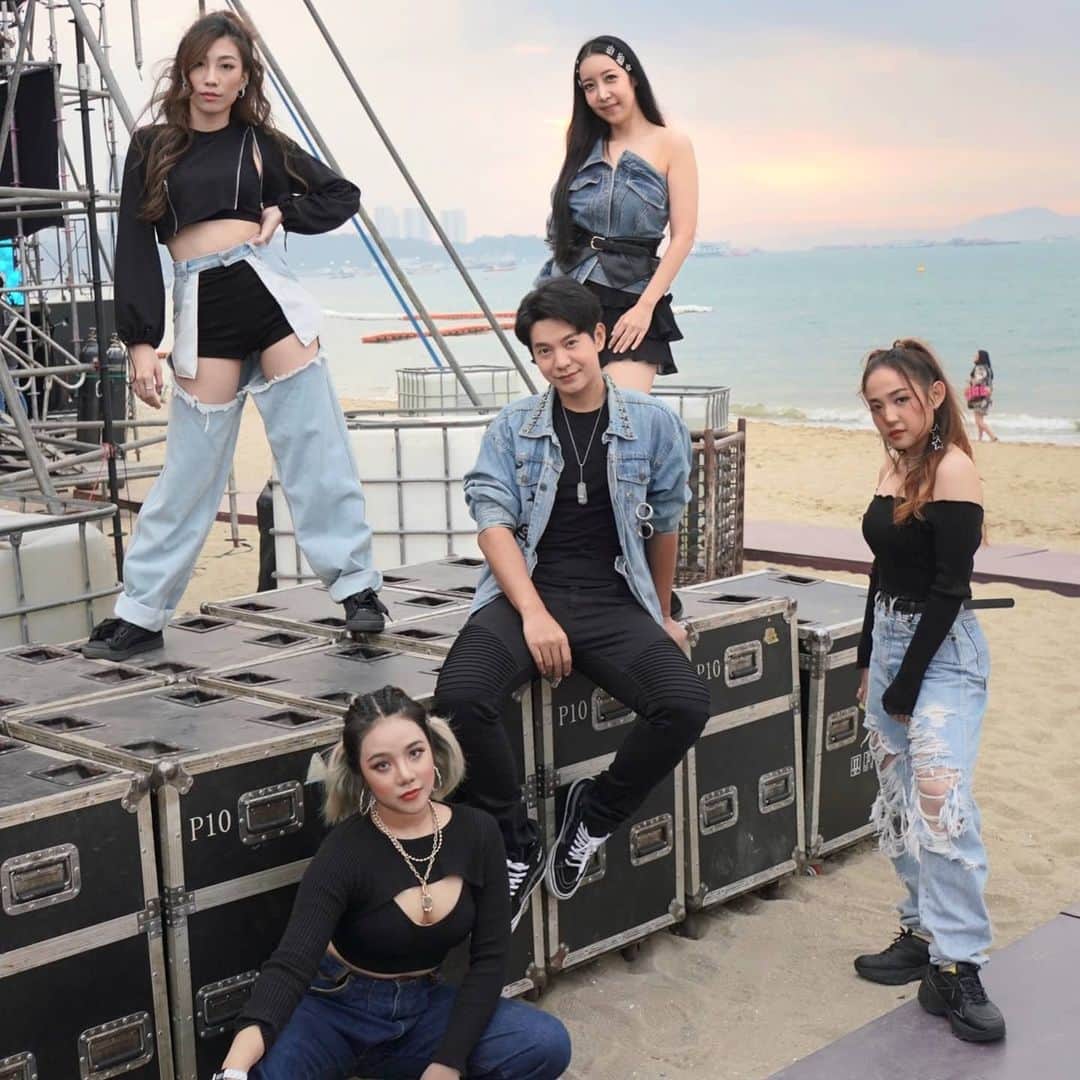 アイス・サランユーのインスタグラム：「P-A-T-T-A-Y-A Music festival 2020  #pattayamusicfestival2020  #eventเมื่อไหร่ไว้ใจผม  ขอบคุณ พ่อเมืองพัทยา ผู้จัดงาน ทีมงาน คุณภาพ ทุกท่าน  แฟนเพลงทุกคนครับ 📷 @earngtweety 🙏 #งานเลี้ยงภายในไว้ใจผม」